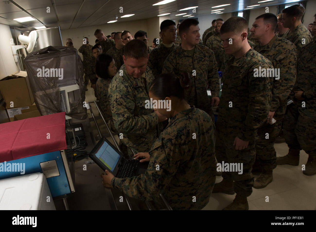 Us-Marines mit der 3D-Marine Expeditionary Brigade (3d-MEB) einrichten Scanner an Bord des United States Naval Ship sacagawea die Anzahl der militärischen Mitglieder, die auf der United States Naval Ship Sacajawea in Gwangyong Seaport angekommen zu überprüfen, Südkorea, 19.02.2016, in den Bemühungen, übung Ssang Yong zu unterstützen. Übung Ssang Yong 2016 Ist eine Biennale militärische Übung zur Stärkung der amphibische Landung Fähigkeiten von der Republik Korea, den USA, Neuseeland und Australien konzentriert. (U.S. Marine Corps Foto von MCIPAC bekämpfen Kamera Cpl. Allison Lotz/Freigegeben) Stockfoto