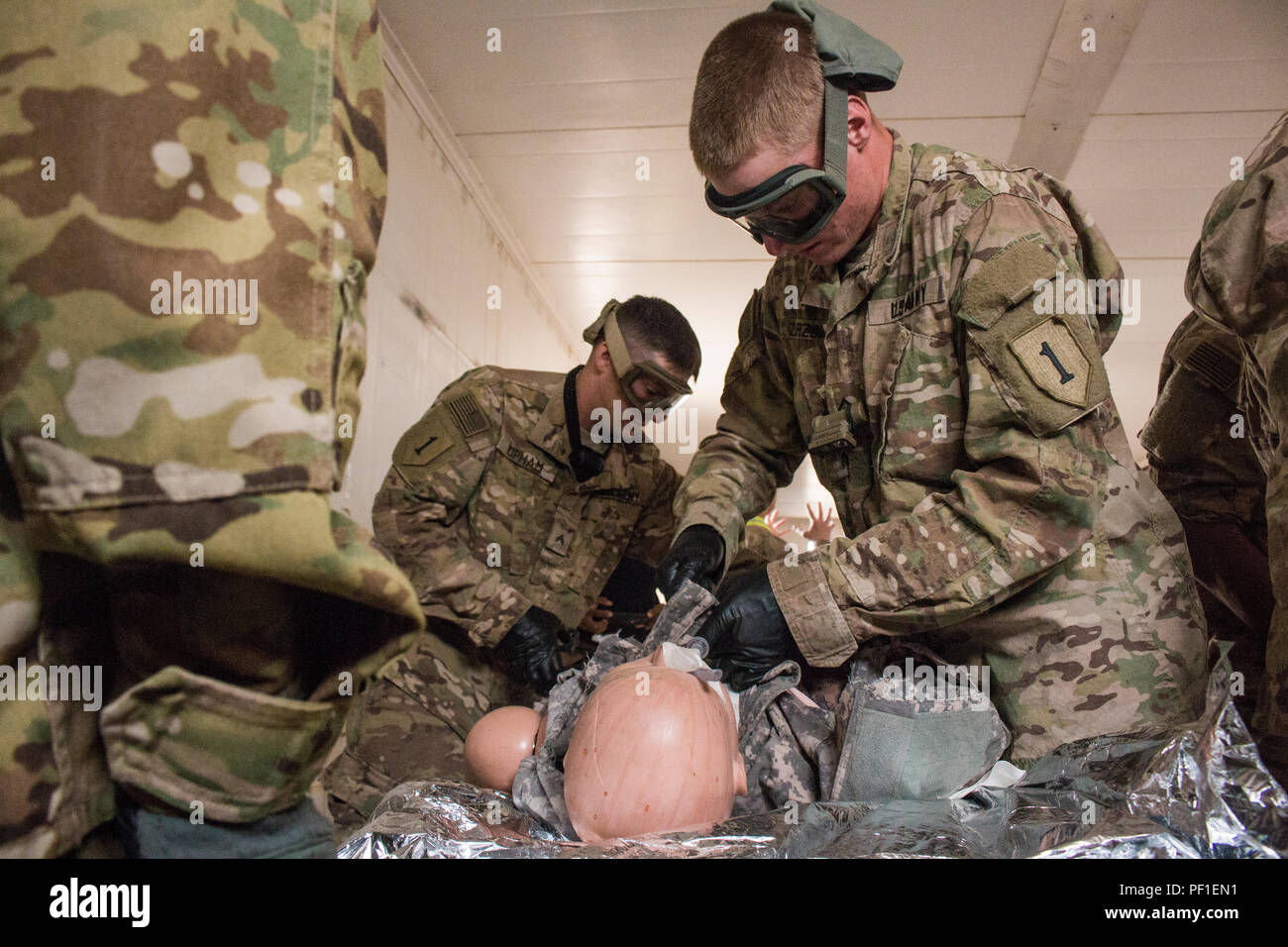 Oklahoma Army National Guard Soldaten der 40th Combat Aviation Brigade und Soldaten vom 1.Bataillon, 63. Armor Regiment behandeln simulierten Patienten an ein taktisches Unfallversicherung care Lane im Camp Buehring, Kuwait, 24.02.23. 40 CAB lief eine zweitägige TCCC-Kurs für Mediziner im Camp stationiert. (U.S. Armee Foto: Staff Sgt. Ian M. Kummer, 40th Combat Aviation Brigade Public Affairs) Stockfoto