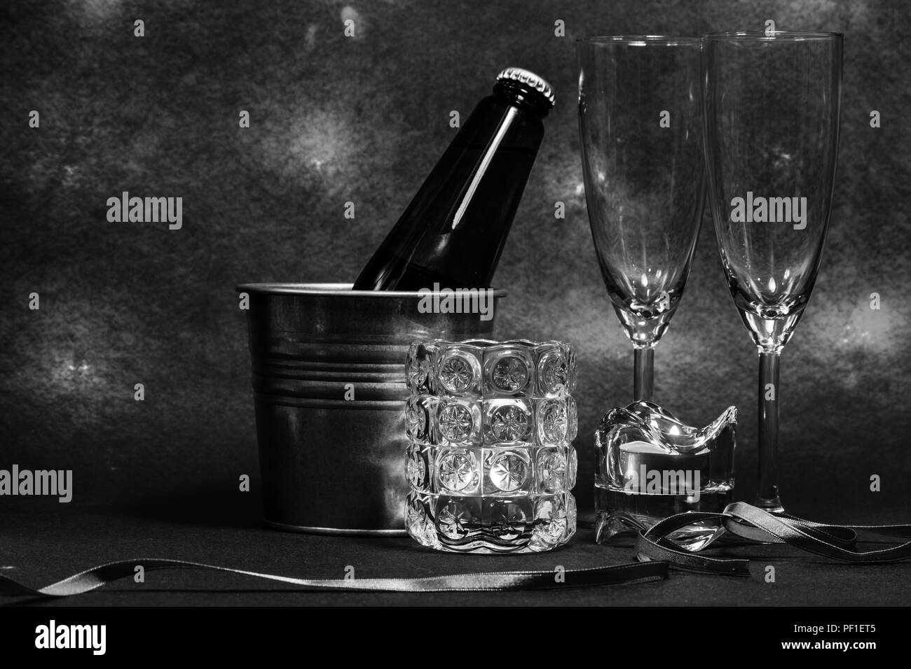 Kühlen Champagner und Glas vorbereiten für die Feier. Kerze leuchtet in einer Kerze an Weihnachten und Neujahr Festival. Stockfoto