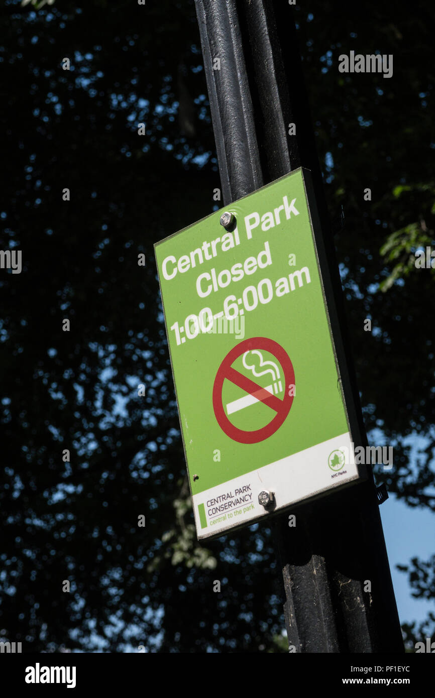 Central Park Stunden und No Smoking Sign, NYC, USA Stockfoto