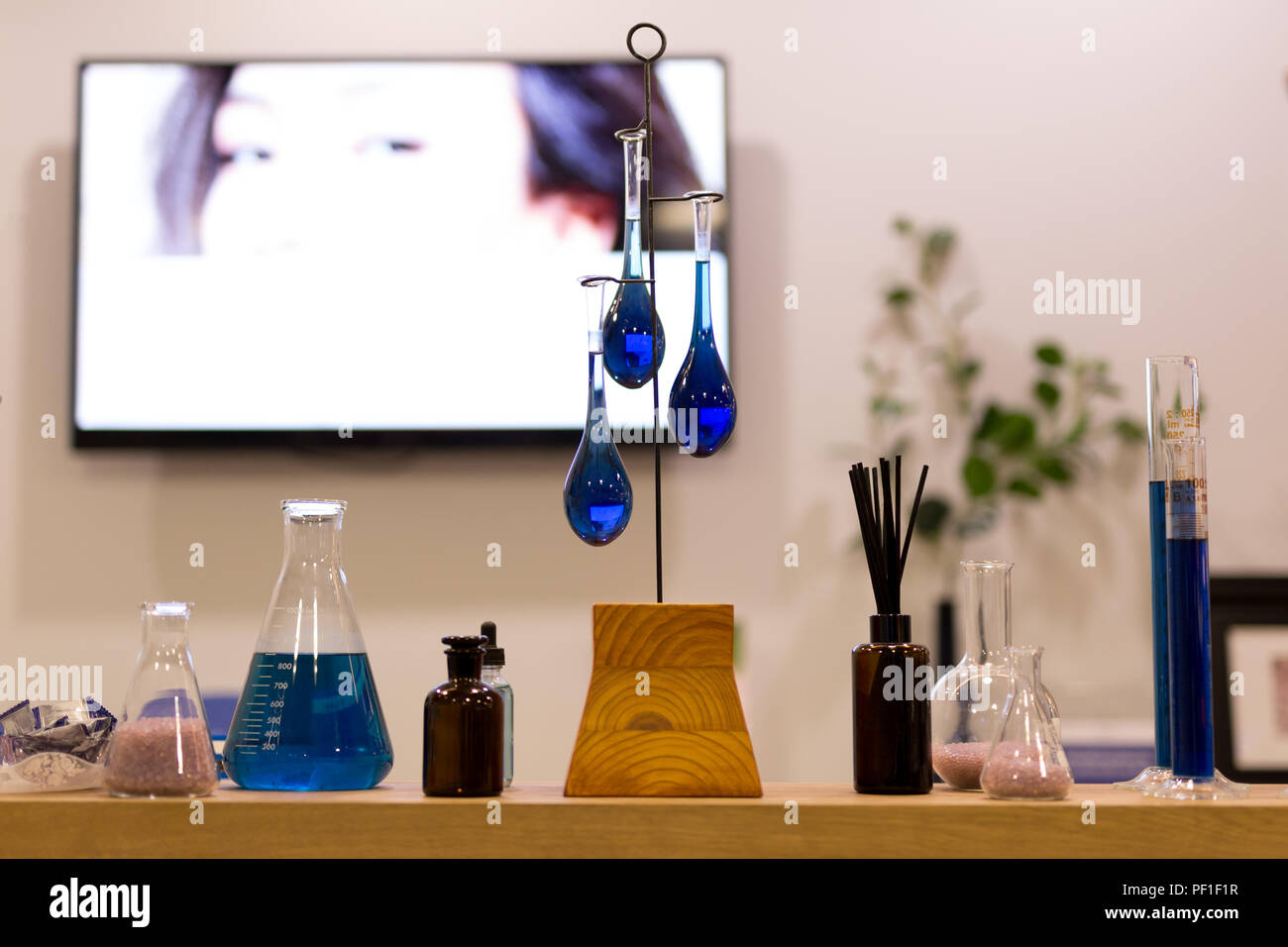 Blaues Glas Rohre scince mit Flüssigkeit in den Reagenzgläsern in Beauty Spa Stockfoto