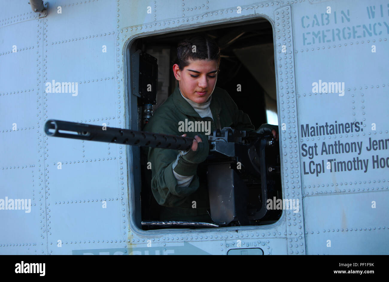 Lance Cpl. Samantha Alaw mountet ein.50-Kaliber Maschinengewehr auf Ein CH-53E Super Stallion während der Übung eifrig Antwort bei Marine Corps Air Station Beaufort, S.C., Jan. 25, 2016. Während der Übung, Marines, Ereignisse wie Unfall Evakuierung geschult, Angriff Einsätze und die Luftbetankung, beweist der 2. Marine Flugzeugflügel mit einem in hohem Grade wirkungsvollen Bekämpfung von Gewalt. Alaw ist ein CH-53E Crew Chief mit Marine schweren Helikopter Squadron 366. (U.S. Marine Corps Foto von Pfc. Nicholas S. Baird/Freigegeben) Stockfoto