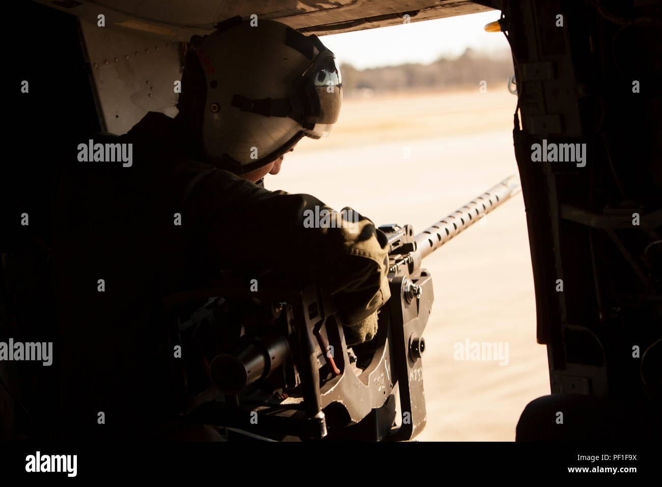 Lance Cpl. Samantha Alaw mountet ein.50-Kaliber Maschinengewehr auf Ein CH-53E Super Stallion während der Übung eifrig Antwort bei Marine Corps Air Station Beaufort, S.C., Jan. 25, 2016. Während der Übung eifrig Antwort, Marines, Ereignisse wie Unfall Evakuierung geschult, Angriff Einsätze und die Luftbetankung, Nachweis der Marine Air-Ground Task Force ist eine höchst effektive Bekämpfung der Gewalt. Alaw ist ein CH-53E Crew Chief mit Marine schweren Helikopter Squadron 366. (U.S. Marine Corps Foto von Pfc. Nicholas S. Baird/Freigegeben) Stockfoto