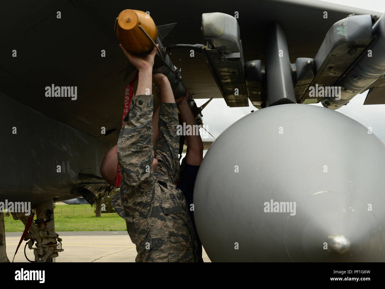 Eine Waffen laden Crew an die 493Rd Aircraft Maintenance Unit zugeordnet, die ein Ziel-9-X-Rakete von einer F-15C Eagle entfernen, nachdem ein Flug bei Tauwetter, eine Portugiesische-led, großen gemeinsamen und kombinierten Kräfte ausüben, dass Züge beteiligten Kräfte zu einer Vielzahl von Battlefield Missionen legt, Beja, Portugal, 24.02.2016. Mit dem Ziel, die Integration und Interoperabilität der beteiligten Kräfte RT Ausbildung und Qualifizierung in ein breites Spektrum von Missionen wie Luft liefern werden-zu-Luft zu maximieren. (U.s. Air Force Foto von älteren Flieger Dawn M. Weber/Freigegeben) Stockfoto