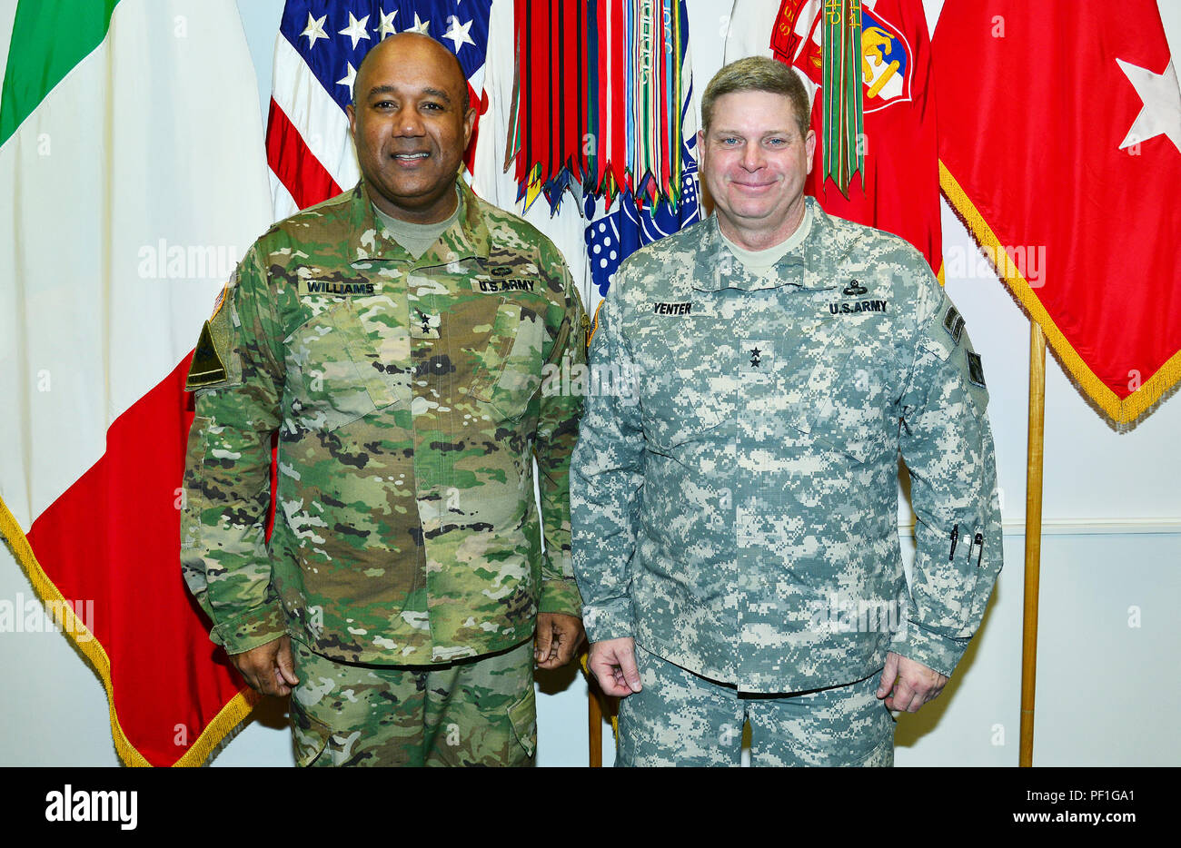 Von links, Generalmajor Darryl A. Williams, US-Armee Afrika kommandierenden General und Generalmajor Mark W. Yenter, AMERIKANISCHE Armee Korps von Ingenieuren, posieren für ein Foto im Büro des USARAF Commander in der Caserma Ederle in Vicenza, Italien, Februar 29, 2016. (Foto durch visuelle Informationen Spezialist Davide Dalla Massara/freigegeben) Stockfoto