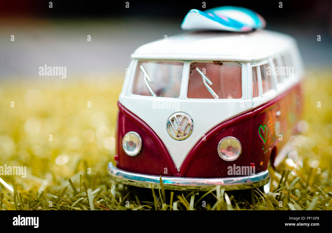 Modell eines VW Volkswagen Wohnmobil mit Surfbrett, der Typ T2 Split Screen wurde erstmals 1950 eingeführt Stockfoto