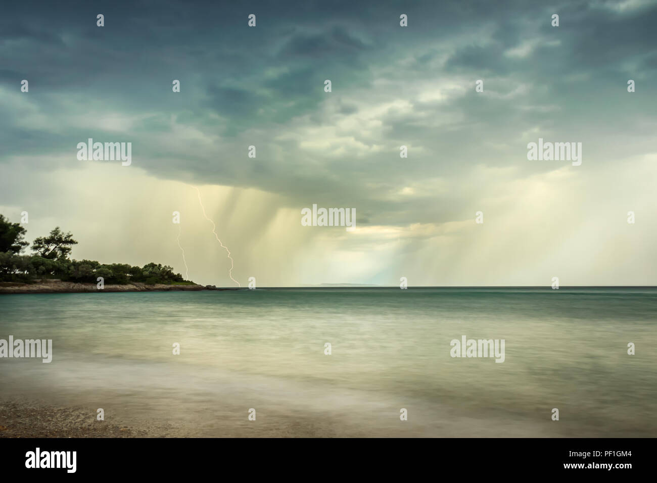 Dramatische Sturm mit Donner kommt am Strand von Paradisos in Neos Marmaras auf Sithonia, Griechenland Stockfoto