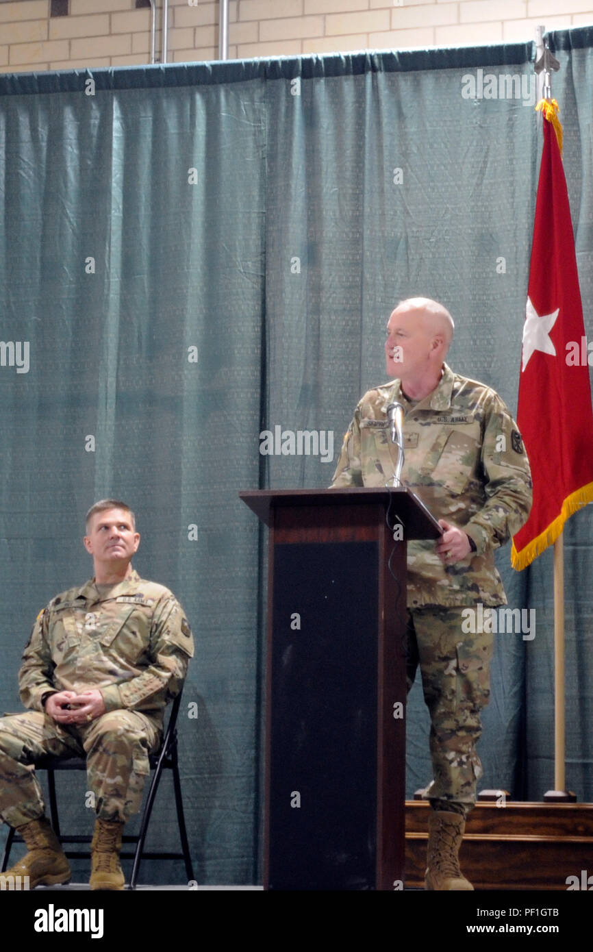 U.S. Army Colonel Frank Reis als Brig. Gen. Timothy Sheriff, stellvertretender Kommandierender General des 263Rd Armee Luft- und Raketenabwehr Befehl, South Carolina National Guard, spricht während einer Zeremonie für die 678Th in Eastover, S.C., 20. Februar 2016. Die Zeremonie eine uncasing der Guidon markiert den endgültigen Zeitpunkt der Beginn der Geschichte der Einheit zu gedenken. (U.S. Army National Guard Foto: Staff Sgt. Kevin Pickering/Freigegeben) Stockfoto