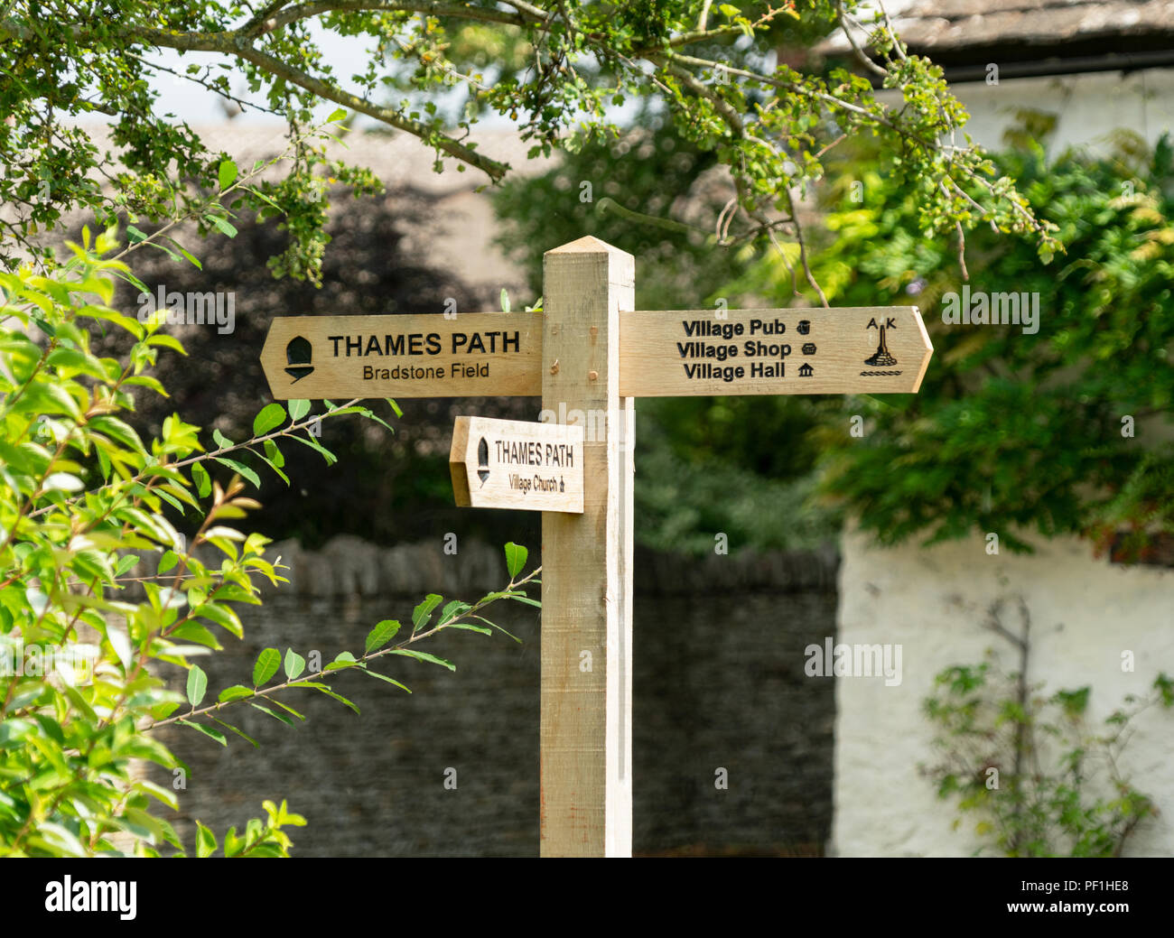 Holz- Wegweiser Thames Path, Vereinigtes Königreich Stockfoto
