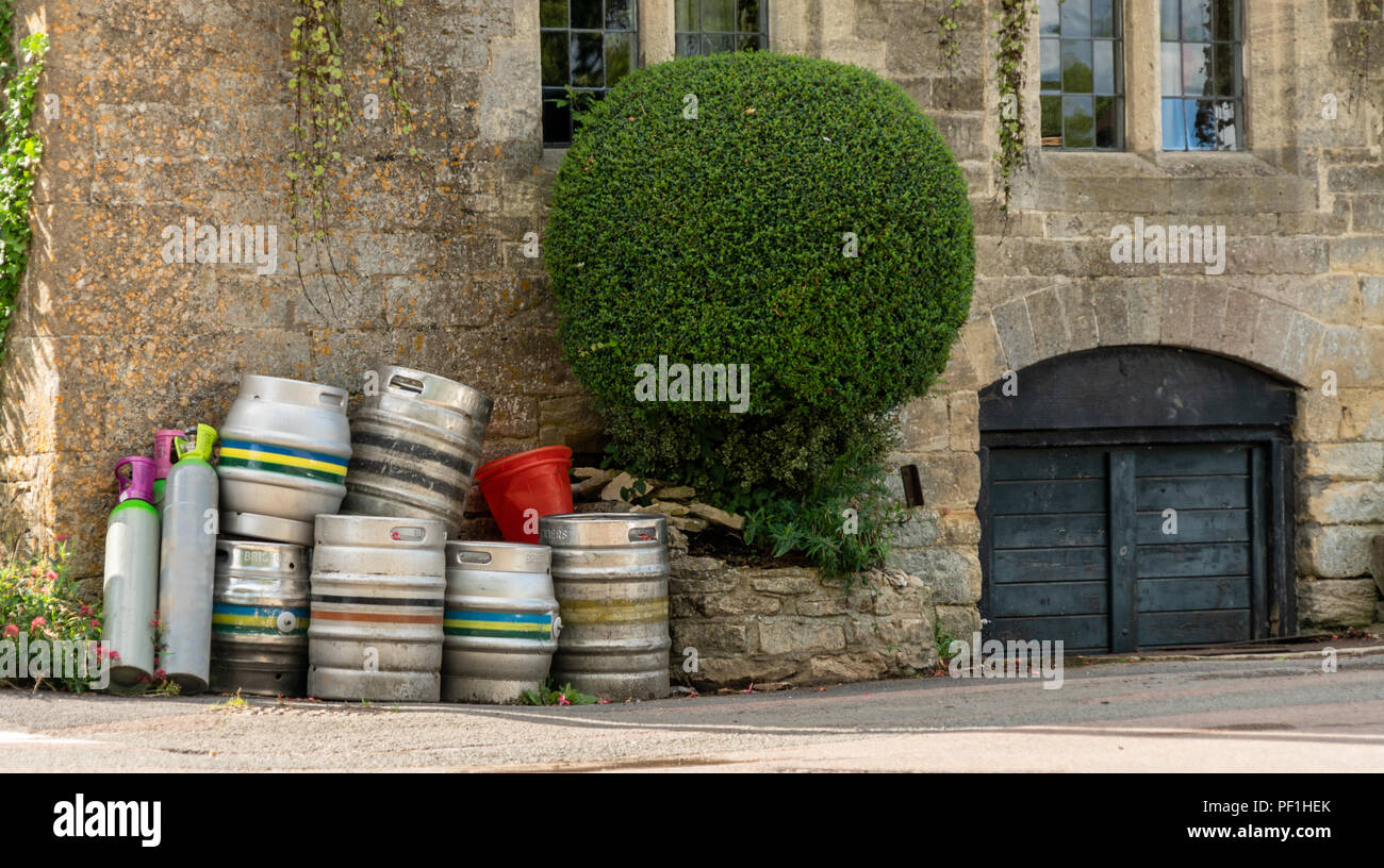 Leere Bierfässer außerhalb englischer Pub. Stockfoto