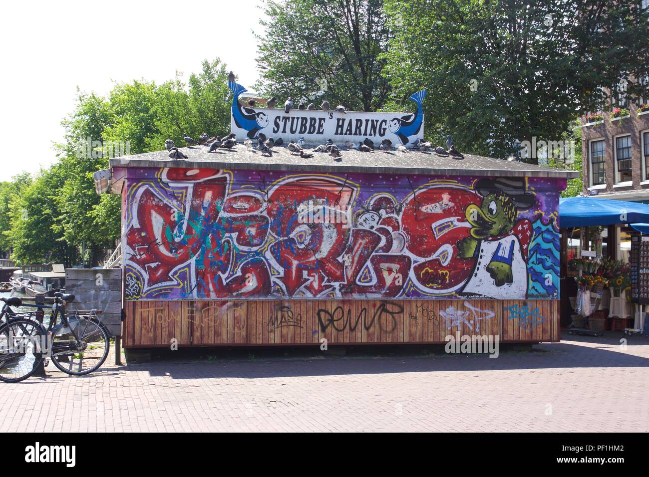 Geschlossen Fisch stall Stubbe Haring, die in grafitti in Amsterdam, Die Niederlande Stockfoto