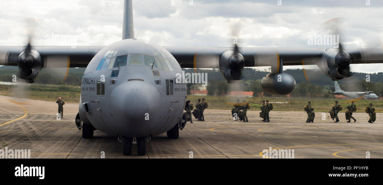Portugiesische Fallschirmjäger besteigen eine Royal Netherlands Air Force C-130H Hercules während der Übung Real Tau 16 am 25. Februar 2016 in Beja, Portugal. Die Übung umfasst US-amerikanische und niederländische Streitkräfte, die über 100 Fallschirmjäger in die Luft werfen, um gemeinsamen Flugbetrieb, taktische Koordination, Frachtumschlag und internationale Interoperabilität zu demonstrieren. Die C-130H Hercules ist ein viermotoriges taktisches Transportflugzeug mit Turboprop, das für strategische Luftsprenge- und Truppenmobilitätsmissionen geeignet ist. Stockfoto