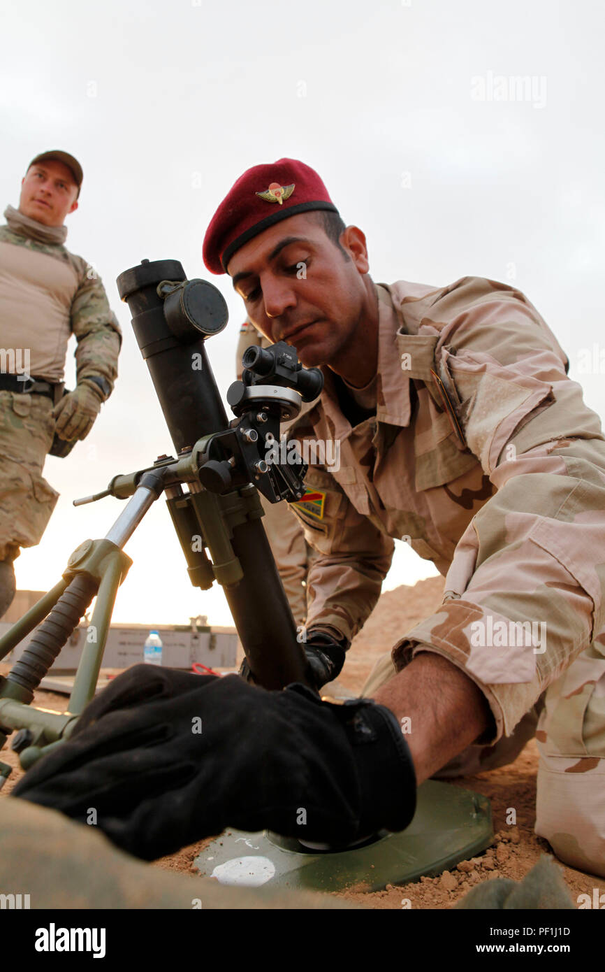 Ein irakischer Soldat von 7 irakische Armee Division macht Anpassungen an eine 60 mm Mörser Weapon System während der Ausbildung mit der Königlichen Dänischen Armee Soldaten mit Task Force Al Asad bei Al Asad Air Base, Irak, Jan. 23, 2016. Die Schulung ist Teil des gesamten Combined Joint Task Force - inhärenten Building Partner Kapazität mission Lösen, die militärische Fähigkeit der irakischen Sicherheitskräfte im Kampf gegen die Islamischen Staat im Irak und der Levante. (USA zu erhöhen. Armee Foto von Sgt. Joshua E. Powell/Freigegeben) Stockfoto