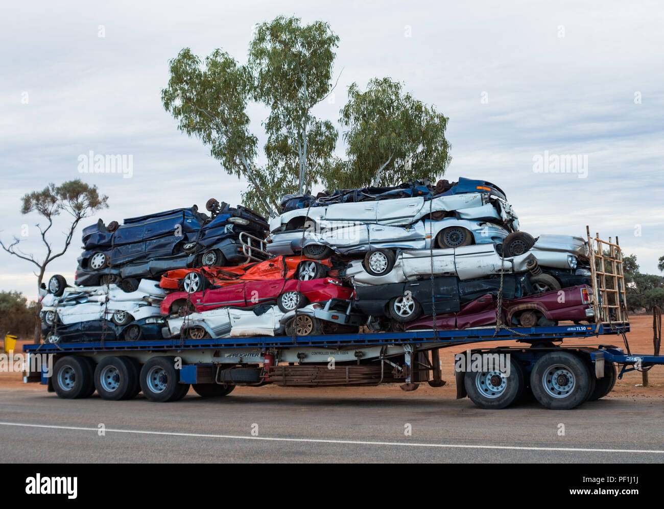 LKW-Transport-LKW - stapelte Schrott von zerkleinerten Altmetall-Autos Stockfoto