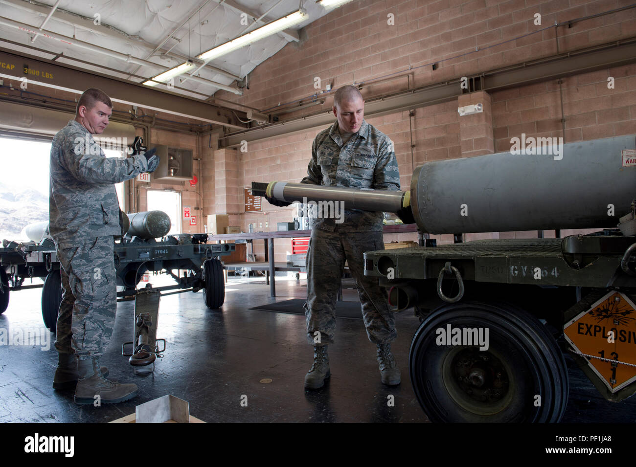 Ein Munitionsinspektor der 124th Maintenance Squadron in Boise, Idaho, bereitete einen SUU-25 Flare Dispenser auf der Nellis Air Force Base, Nevada, während der Green Flag 16-03 vor. Diese Übung bot Piloten ein Luft-Boden-Training für Nahflugunterstützung, Nacht- und Tagesoperationen, Fackel-Einsatzverfahren, Zielmarkierung und Koordination mit Einheiten der US-Armee in Fort Irwin, Kalifornien, wodurch die Bereitschaft, taktische Fähigkeiten und Missionseffektivität verbessert wurden. Stockfoto