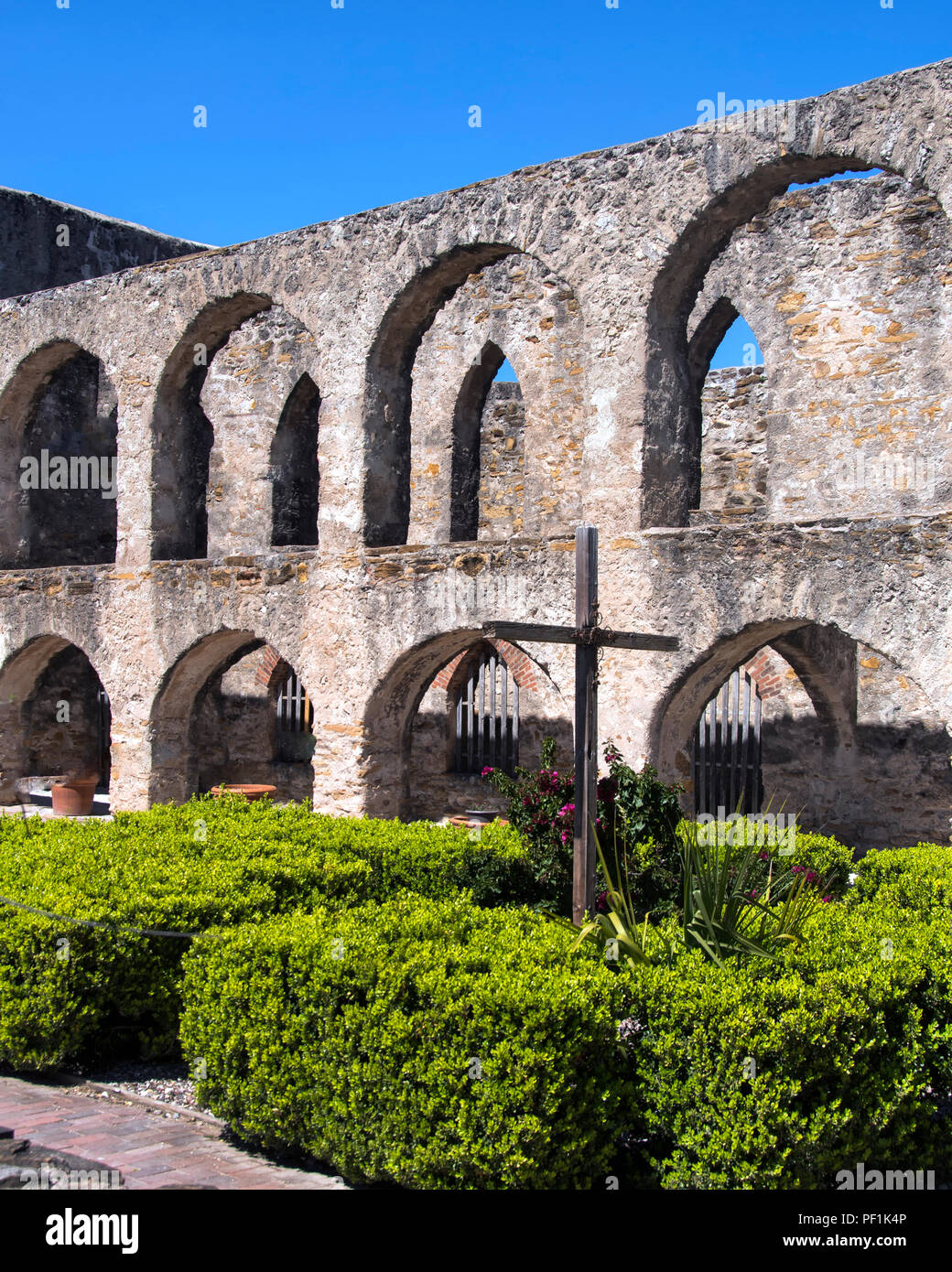 Mission San Jose San Antonio Texas mit 2 Tier gewölbte Wände der Convento mit Christain Kreuz. Stockfoto