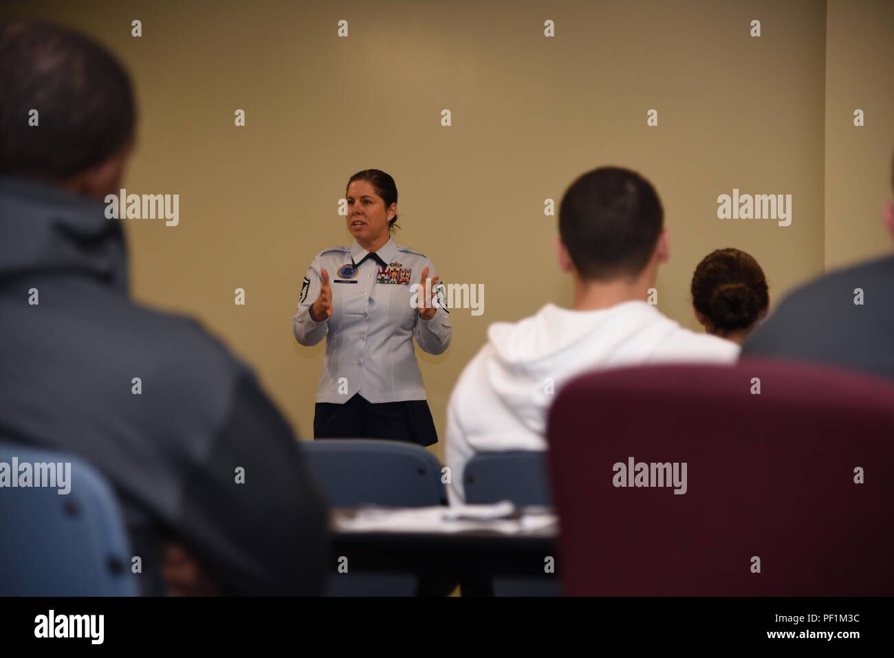 Master Sgt. Dominique Hogan, der Senior Recruiter für die 403Rd Flügel spricht zu einer Gruppe von neuen Rekruten, die Teil der Implementierung Schulung und für den Flug, für den Flügel. Diese Gruppe ist für Rekruten die Werkzeuge, die in der Ausbildung zu geben. (US Air Force Foto/Staff Sgt. Nicholas Monteleone) Stockfoto