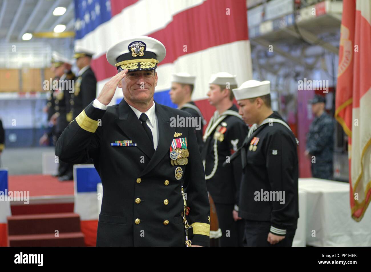 170109-N-YG104-007 SASEBO, Japan (9. Januar 2017) Rear Admiral Marc H. Dalton, Kommandant, Amphibienverband 7. US-Flotte, einen Gruß an Seite Jungs am Ende der amphibischen Geschwader (PHIBRON) 11 Änderung der Befehl Zeremonie an Bord der amphibischen Angriff Schiff USS Bonhomme Richard (LHD-6) rendert. Captain George Doyon entlastet Captain Ed Thompson als Kommandant, amphibischen Geschwader (PHIBRON) 11 bei einem Wechsel der Befehl Zeremonie an Bord Bonhomme Richard. (Foto: U.S. Navy Mass Communication Specialist 2. Klasse Sarah Villegas/freigegeben) Stockfoto