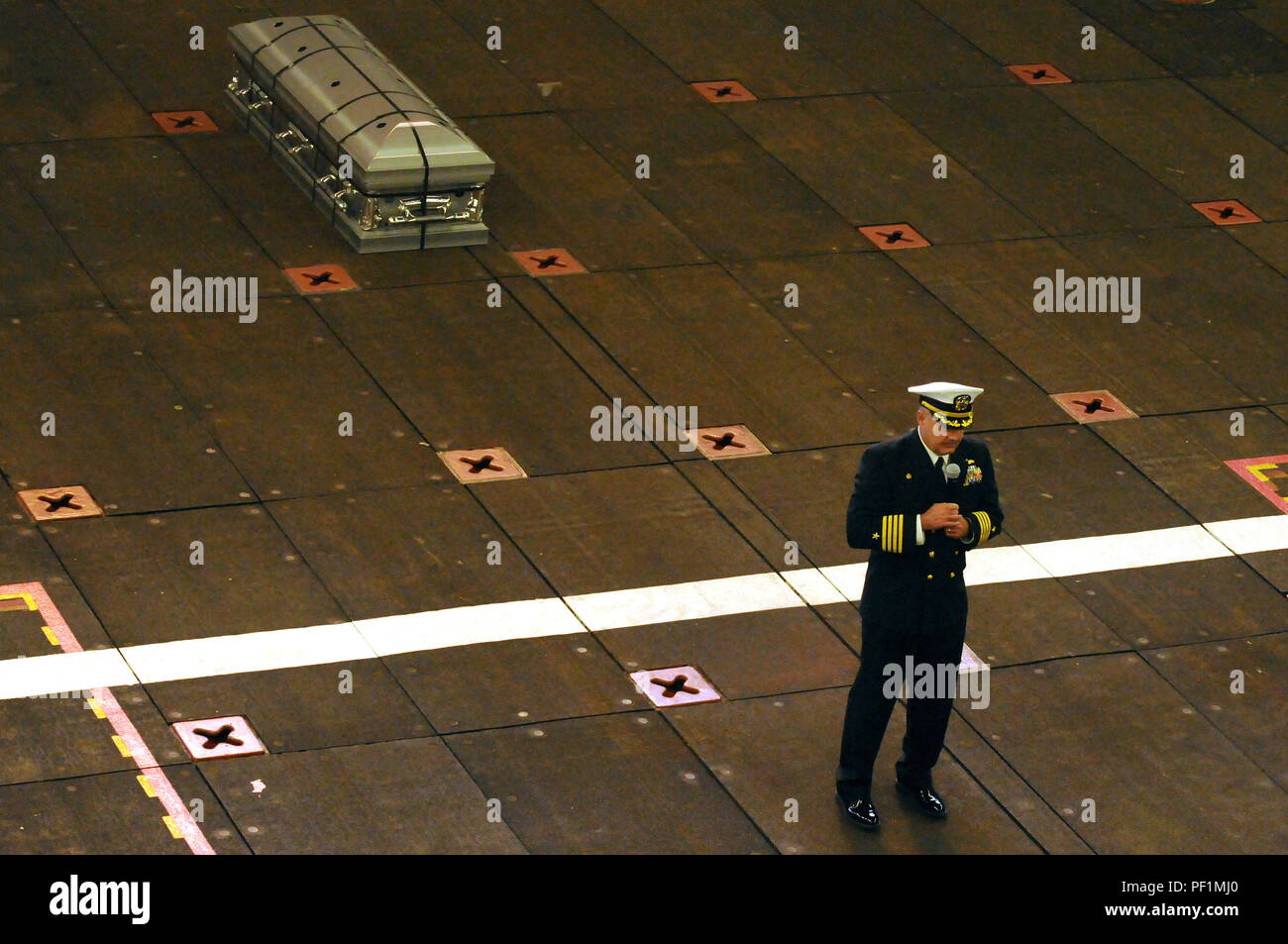 Am 24. Januar 2016, an Bord des amphibischen Angriffsschiffs USS Makin Island (LHD 8) im Pazifik, spricht der Kommandant der Besatzung während einer Zeremonie zur Beerdigung auf See auf dem Brunnendeck für einen ehemaligen Schiffskameraden an. Das Schiff führt Seetests vom Typ Commander durch, testet Antriebs-, Navigations-, Kommunikationssysteme und operative Fähigkeiten, während zeremonielle Traditionen beibehalten und Personal geehrt werden. Stockfoto
