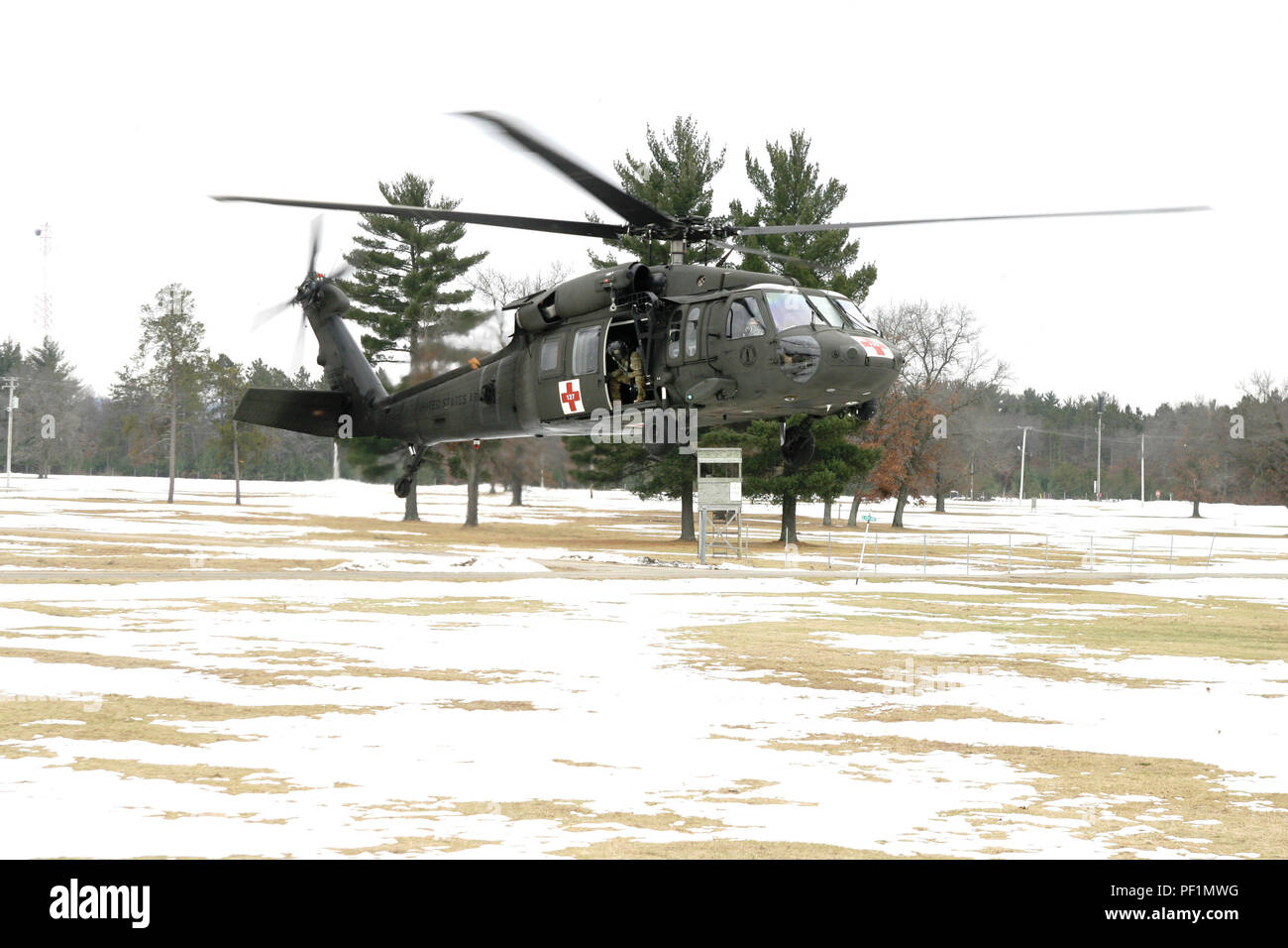 Blackhawk Hubschrauber bereitet sich in der Nähe von Medical Simulation Training Center 24. Februar 2016, Landung auf Fort McCoy, Wisconsin, USA Der Hubschrauber, zugewiesene Abteilung 1, Firma B, 248. Aviation Support Battalion von West Bend, Wisconsin, USA, und seine Crew unterstützt Ausbildung für Hubschrauber MedEvac Operationen lehrte an der Mitte. Mehr als 20 Armee Sanitäter nahmen an der Ausbildung. (US Armee-Foto von Scott T. Sturkol, Public Affairs Office Fort McCoy, Wisconsin, USA) Stockfoto