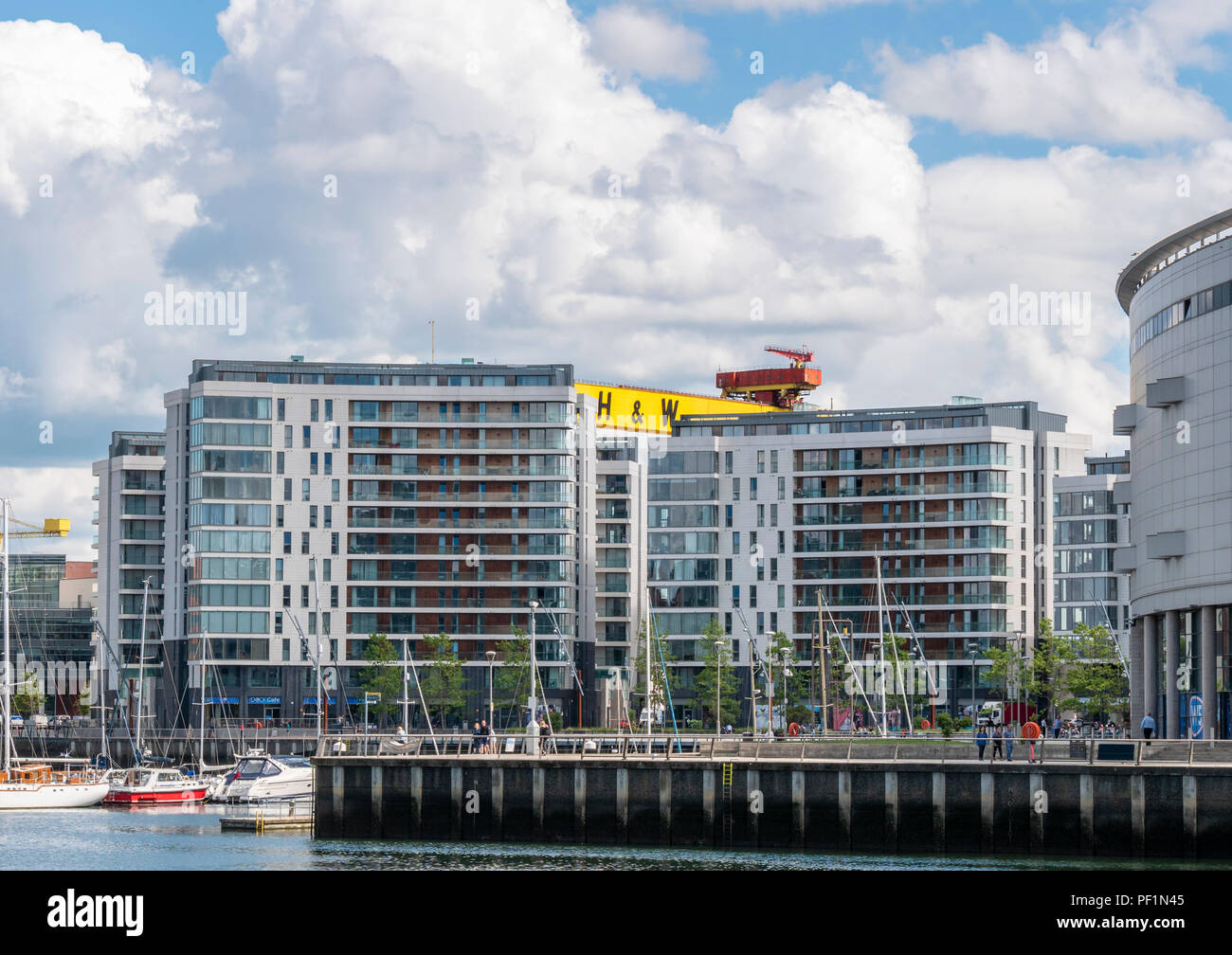 Apartments, Titanic Quarter, Belfast. Ein Harland und Wolff werft Kran im Hintergrund gesehen werden. Stockfoto