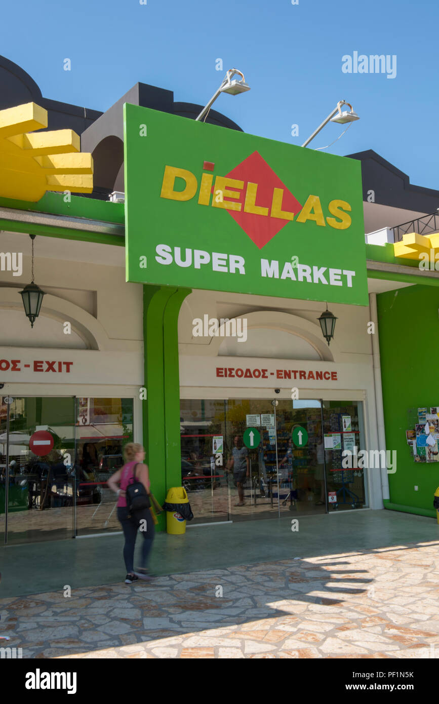 Diellas Supermarkt Storefront auf Korfu in Griechenland. Stockfoto