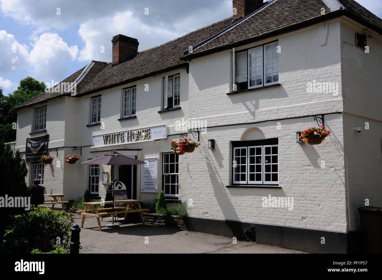 White Horse Hotel, Hertingfordbury, Hertfordshire, war ursprünglich ein Holz gerahmte "wealden "Art House im sechzehnten Jahrhundert. Stockfoto