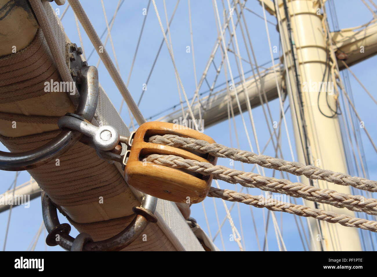 Geflochtenes Seil, Rigging und Riemenscheibe auf einem Clipper Ship  Stockfotografie - Alamy