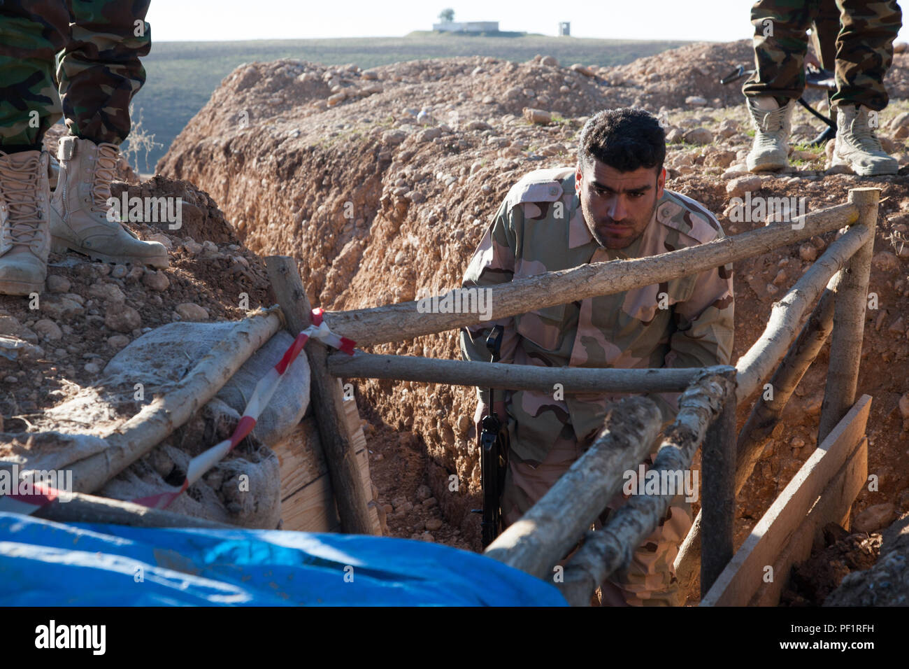 Ein peshmerga Soldat inspiziert Schwachstellen in einem Bunker besser zu lernen, wie man eine defensive Bunker während der Ausbildung mit den Alliierten Streitkräften in der Nähe von Erbil, Irak, Feb 4, 2016 zu beschäftigen. Peshmerga Soldaten an einem Sechswöchigen Infanterie Basic Kurs, die Ihnen helfen, Ihr taktisches Wissen im Kampf gegen die Islamischen Staat im Irak und der Levante zu Hilfe zu verbessern. Der Lehrplan auf den Aufbau der Kapazitäten Standorte umfasst: Führung, Ethik und Recht des Krieges und die Unterweisung. Darüber hinaus sind die Soldaten land Navigation gelehrt, medizinische Grundausbildung, Infanterie Fähigkeiten und kleine Einheit Taktik. Es gibt si Stockfoto