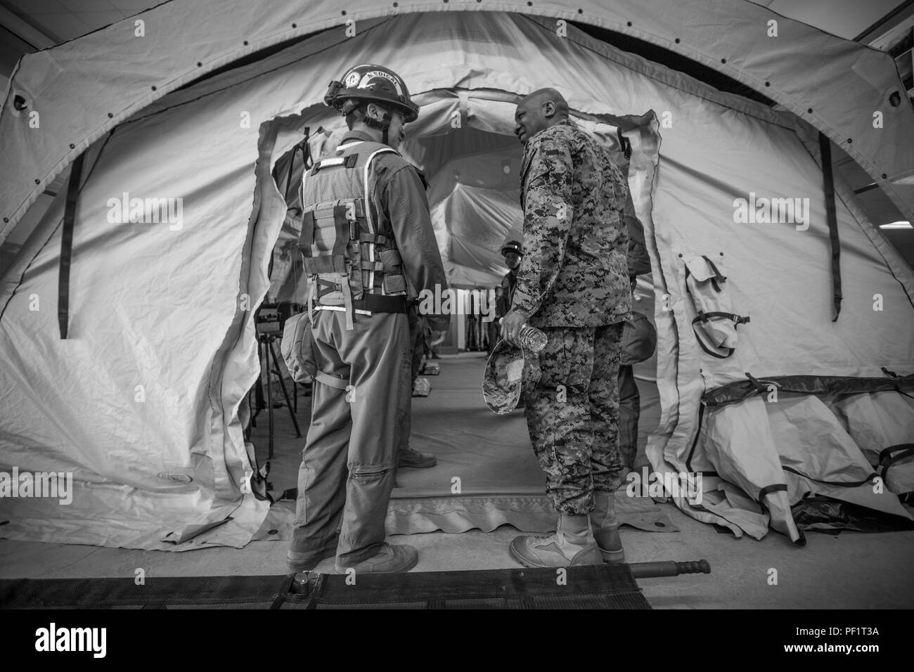 Die 18 Sergeant Major des Marine Corps, Ronald L. Grün, besuche Marines zu Chemischen biologischen Incident Response Force (CBIRF) an Bord Naval Support Facility Indian Head, Md., Feb 18, 2016 zugeordnet. Die Mission von CBIRF ist einer chemischen, biologischen, radiologischen, nuklearen oder high yield explosive Bedrohung oder Ereignis, um lokale, staatliche zu unterstützen, oder Bundesstellen und der geographischen Combatant Commander. (U.S. Marine Corps Foto von Sgt. Melissa Marnell, Büro des Sergeant Major des Marine Corps/Freigegeben) Stockfoto