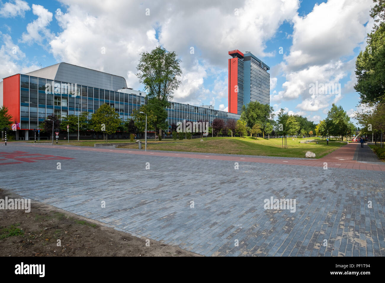 Hohe iconic Universität Gebäude aus der Perspektive. Stockfoto