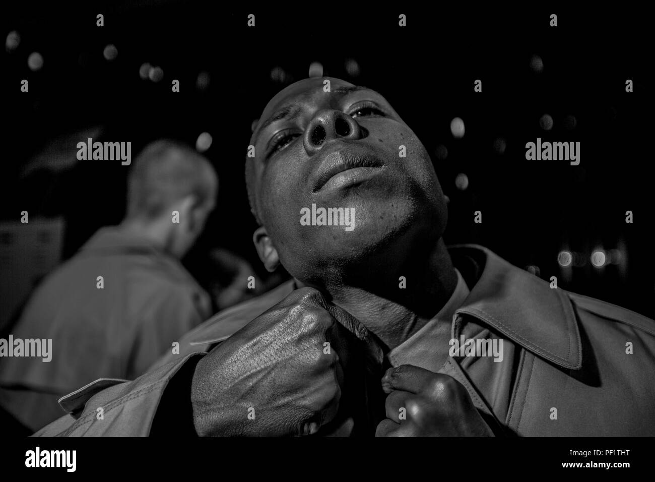 Rct. Kenneth L. Griggs, Platoon 3024, Mike, 3 Recruit Training Bataillon, befestigt die Tasten auf seiner Marine Corps Feb.17, 2016, auf Parris Island, S.C. Griggs, 24, aus Fort Pierce, Fla. Einheitliche, ist zu graduieren, 8. April 2016 geplant. Parris Island ist der Aufstellungsort des Marine Corps, Ausbildung rekrutieren seit Nov. 1, 1915. Heute, rund 19.000 Rekruten kommen auf Parris Island jährlich für die Chance, United States Marines werden durch dauerhafte 13 Wochen strenge, transformative Training. Parris Island ist die Heimat von Entry-level-Soldaten Ausbildung für etwa 50 Prozent der männlichen rec Stockfoto