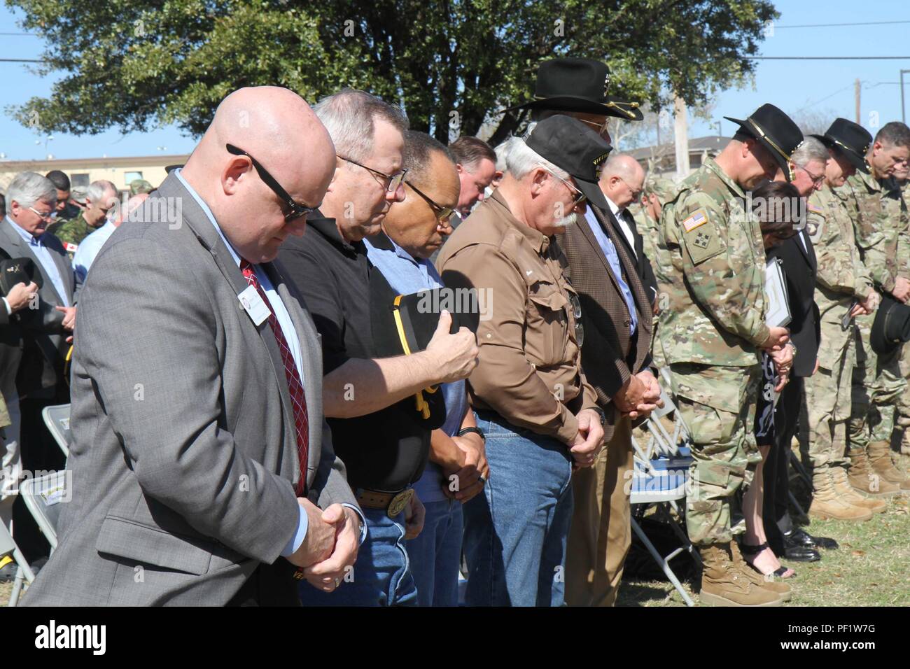 Veteranen und Soldaten Bug ihre Köpfe während einer Zeremonie am 1. Kavallerie Division Museum in Fort Hood, Texas, 24.02.18. Die Versammlung fand statt der Operation Desert Shield und Desert Storm Troopers zu erinnern und diejenigen, die ihr Leben geben, die Freiheit zu verteidigen, zu ehren. (U.S. Armee Foto von Sgt. Garett Hernandez 1 Kavallerie Division, öffentliche Angelegenheiten (Freigegeben)) Stockfoto