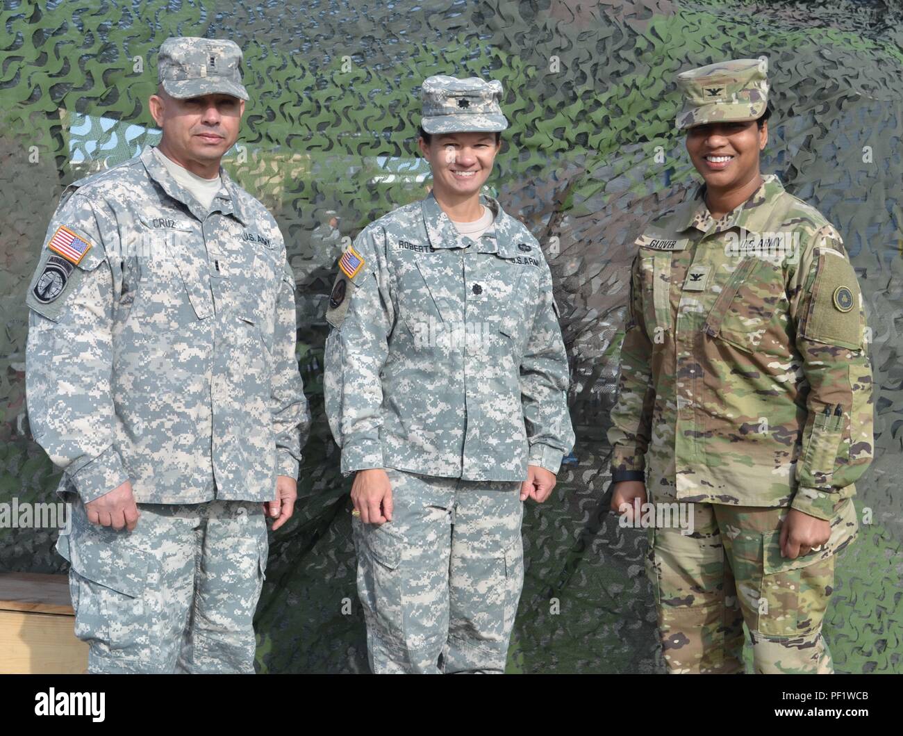 Chief Warrant Officer 3 Thomas Cruzramirez, 728Th Transportation Company interim Kommandeur, Oberstleutnant Chandra M. Roberts, 469Th bekämpfen Sustainment Support Battalion Commander, und Oberst Toni A. Glover, 650Th Region Support Group kommandierenden Offizier, reiste nach Mare Island, Vallejo, Calif., in einer Zeremonie für die 728Th Transportation Company Feb.20 zu beteiligen. (Foto durch Kapitän Fernando Ochoa/Freigegeben) Stockfoto