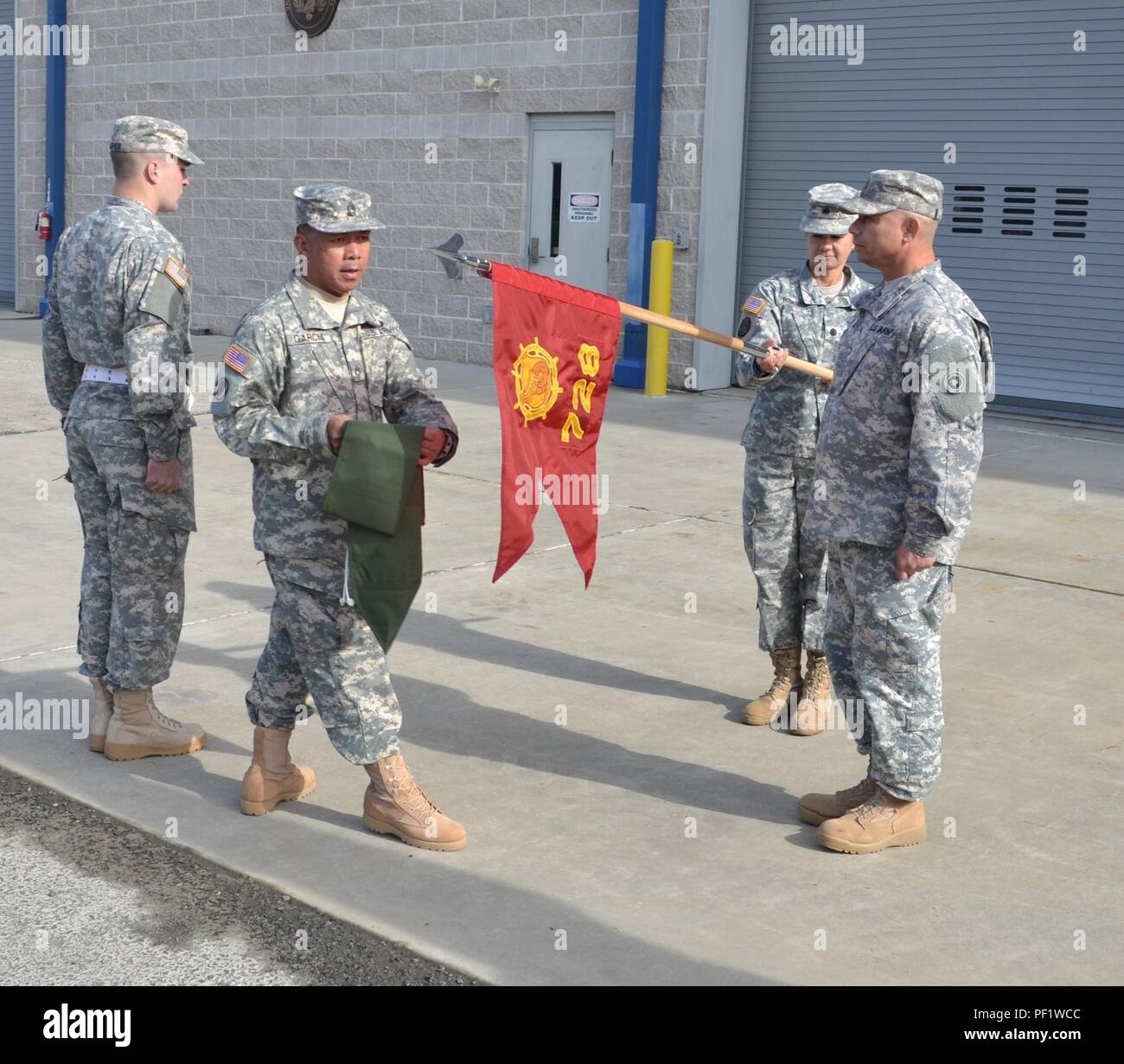 Master Sgt. Larry Garcia, 728Th Transportation Company 1 Sgt., Chief Warrant Officer 3 Thomas Cruzramirez, 728Th TC interim Kommandeur, Oberstleutnant Chandra M. Roberts, 469Th bekämpfen Sustainment Support Battalion Commander, die Farben während der 728Th Transportation Company Zeremonie im Mare Island, Vallejo, Calif., Feb 20 uncase. Stockfoto