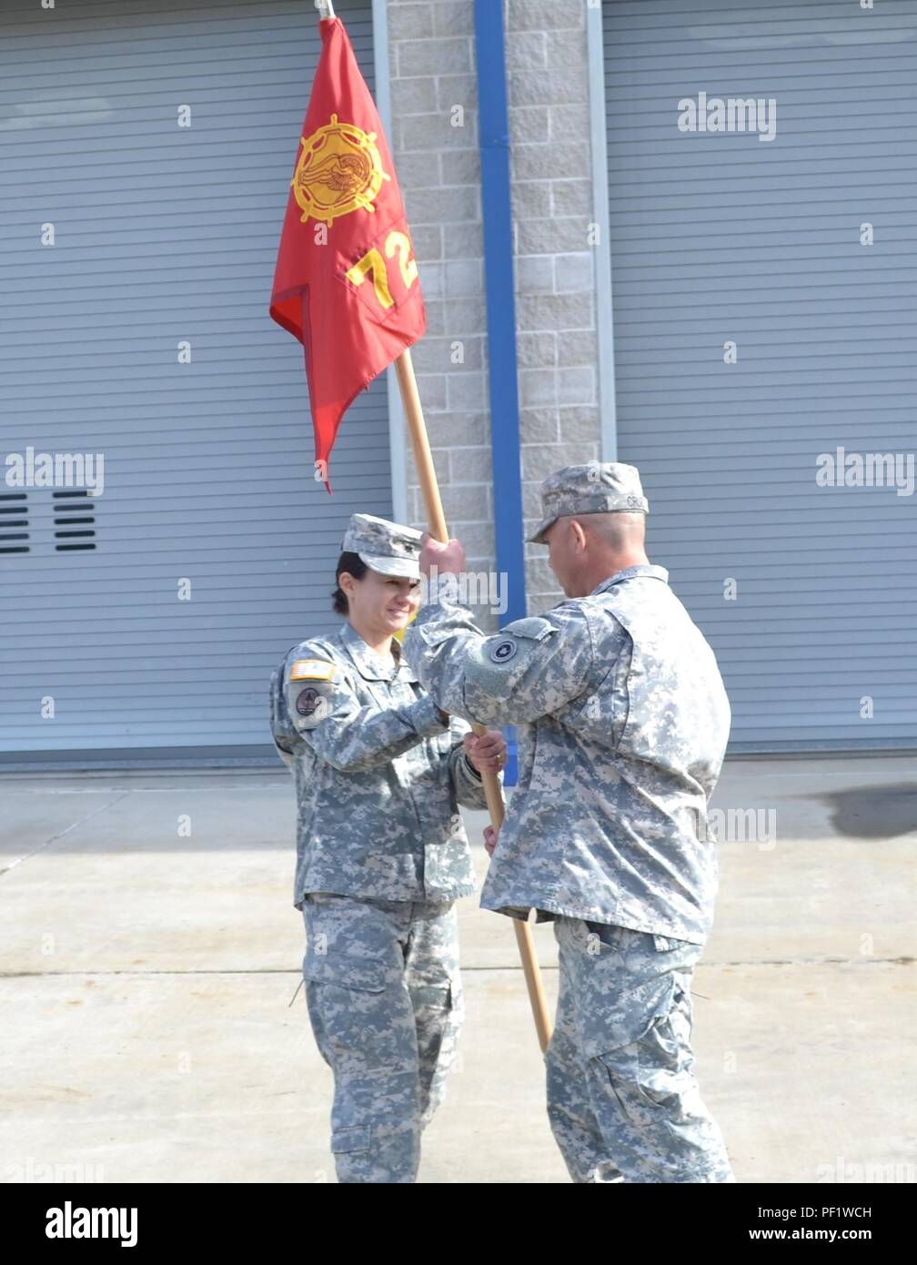 Oberstleutnant Chandra M. Roberts, 469Th bekämpfen Sustainment Support Battalion Commander, übergibt die Guidon, Chief Warrant Officer 3 Thomas Cruzramirez, 728Th TC interim Commander, während einer Zeremonie für die 728Th Transportation Company im Mare Island, Vallejo, Calif., Feb 20. Stockfoto