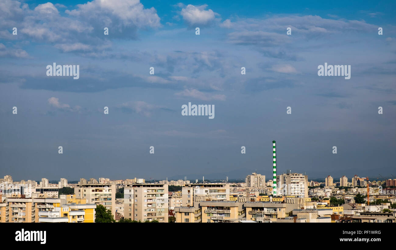 Ein Blick nach Norden auf die Skyline von Plovdiv, das zweitgrößte Bulgarien cit, die von kommunistischen Stil konkrete Apartment Blocks dominiert wird Stockfoto
