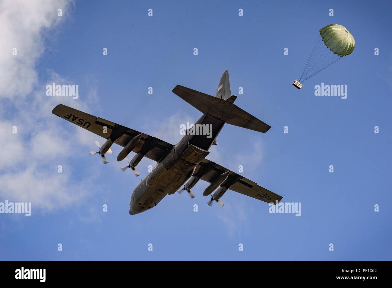 Ein US Air Force C-130 Hercules führt eine Low-Cost, Low-altitude airdrop Feb.22, 2016, über Tinian Island. Übung bewältigen Nord 16 umfasst insgesamt 22 fliegende Einheiten und fast 3.000 Mitarbeiter aus sechs Ländern und weiterhin das Wachstum der Starken, interoperable und vorteilhafte Beziehungen innerhalb der Indo-Asia-Pazifik-Region durch die Integration von Luft- und Land-Befehl und Kontrolle des Bestands. (U.S. Air Force Foto: Staff Sgt. Alexander W. Riedel/Freigegeben) Stockfoto