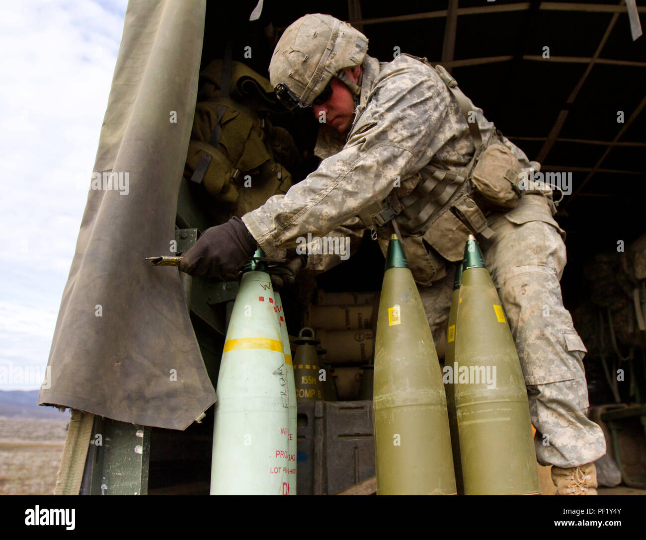 Canon Besatzungsmitglied mit 1St Battalion, 37th Field Artillery Regiment, 2. Abteilung Artillerie, 7 Infanterie Division, Joint Base Lewis-McChord, Washington, bereitet die 155-mm-Granaten in Yakima Training Center, Yakima, Washington, 24.02.24, der gefeuert werden. Canon Crew Mitglieder mit 1-37 FA wurden die Teilnehmenden in einer kombinierten Waffen ausüben. (U.S. Armee Foto von Sgt. Cody Quinn/28 Public Affairs Abteilung) Stockfoto