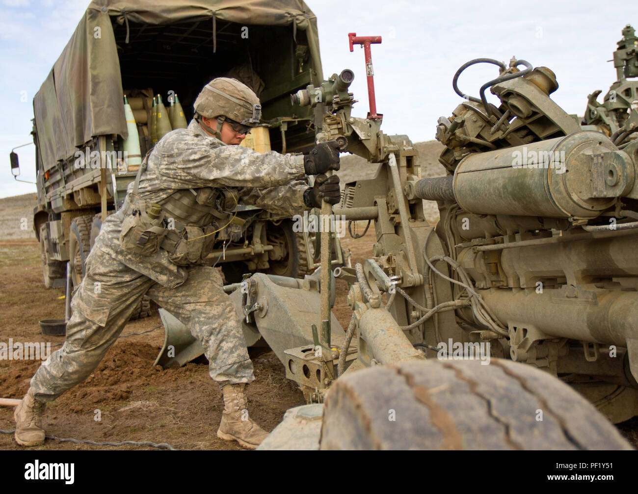 Pvt. Emanuel Zavala, eine Kanone Crew mit 1St Battalion, 37th Field Artillery Regiment, 2. Abteilung Artillerie, 7 Infanterie Division, Joint Base Lewis-McChord, Washington, hilft die M777 Haubitze während einer Schulungsveranstaltung in Yakima Training Center, Yakima, Washington, 24.02.24. Canon Crew Mitglieder stellen Sie die M777 in fünf bis sieben Minuten. (U.S. Armee Foto von Sgt. Cody Quinn/28 Public Affairs Abteilung) Stockfoto