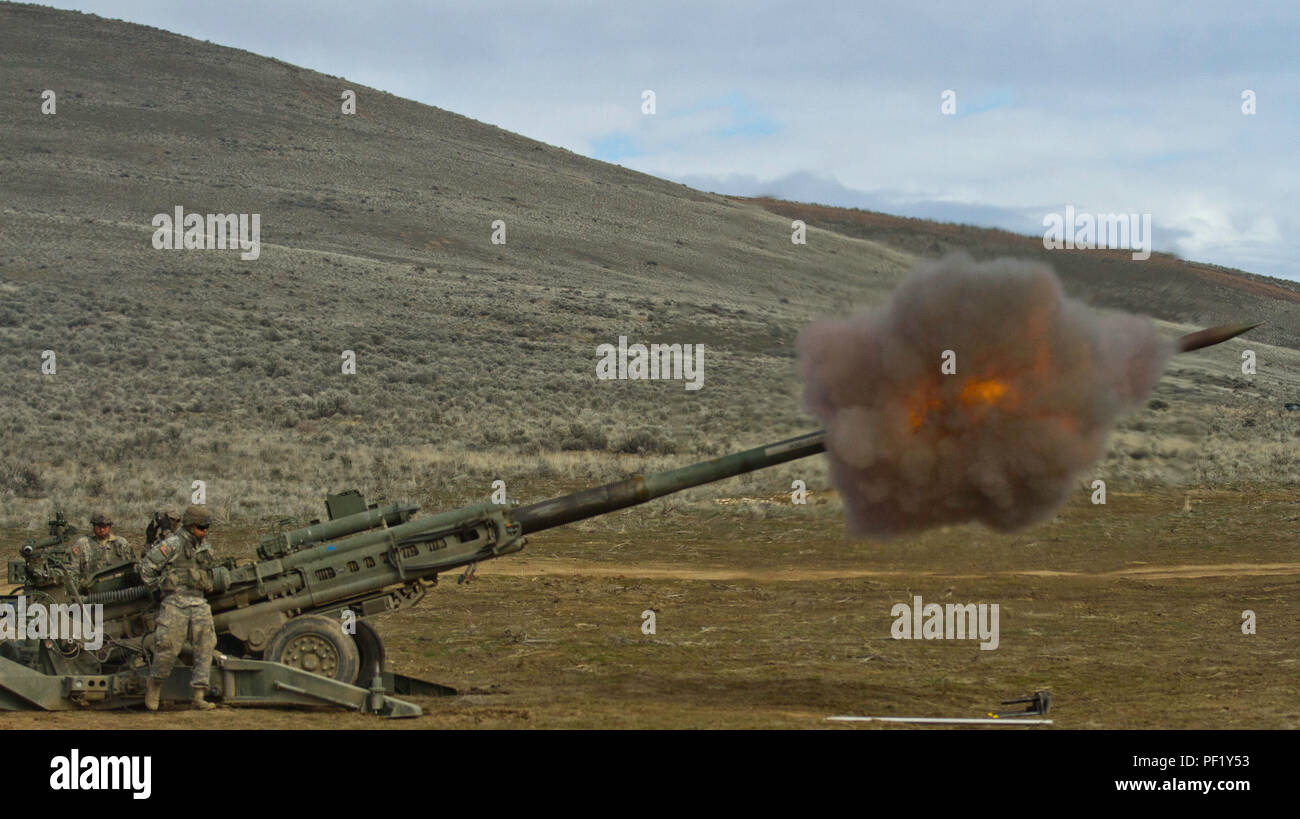 Soldaten mit 1St Battalion, 37th Field Artillery Regiment, 2. Abteilung Artillerie, 7 Infanterie Division, Joint Base Lewis-McChord, Washington, senden Sie bitte eine Runde, während eine kombinierte Waffen Übung in Yakima Training Center, Yakima, Washington, 24.02.24. Soldaten schossen die M777 Haubitze, die in der Lage ist, schlagen ein Ziel 25 km entfernt, während der Übung. (U.S. Armee Foto von Sgt. Cody Quinn/28 Public Affairs Abteilung) Stockfoto