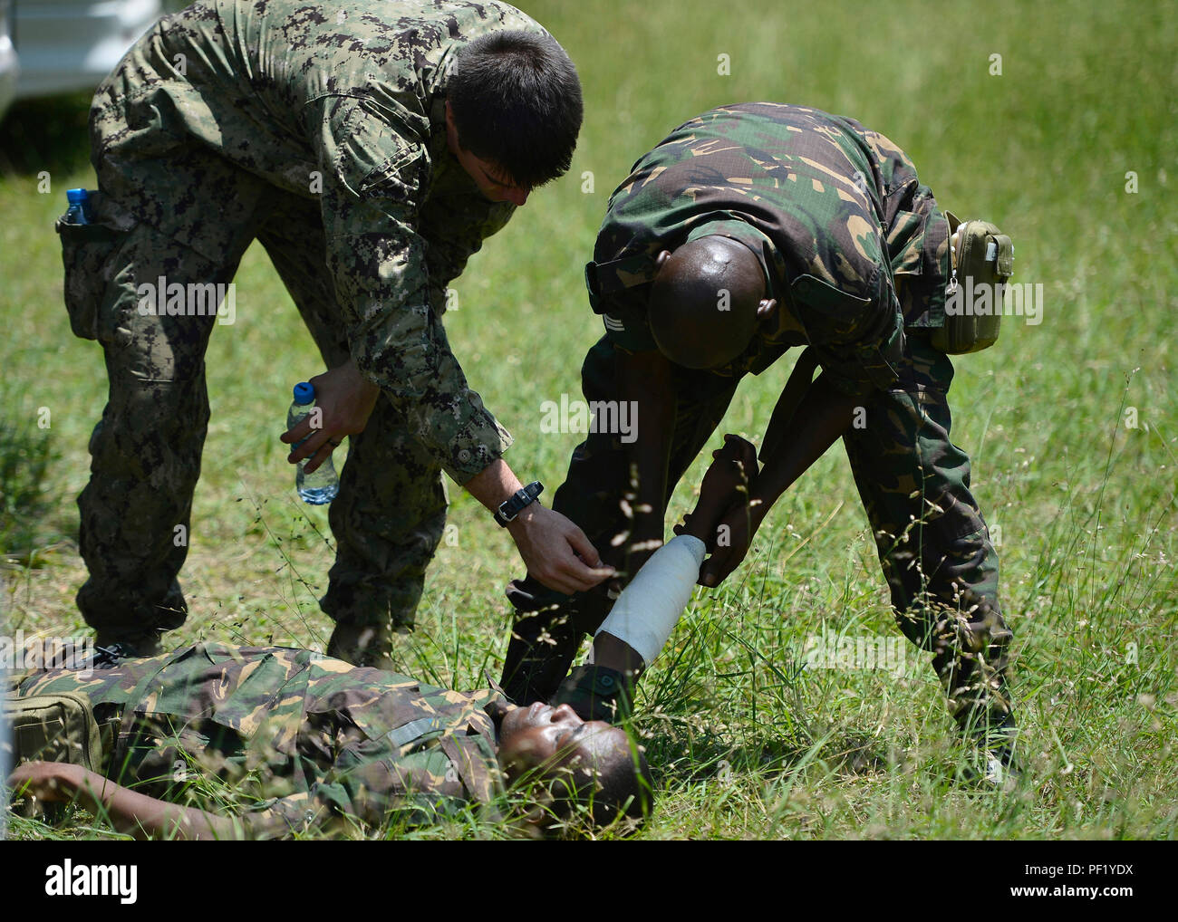 Ein Mitglied der tansanischen Volk Defence Force behandelt einen simulierten Opfer als Teil der medizinische Teil der humanitären Minenräumung Level 1 Training durch TPDF mit Unterstützung von Combined Joint Task Force-Horn von Afrikas die Beseitigung von Explosivstoffen Mobile Unit 1 in Dar es Salaam, Tansania, Feb.17, 2016 gehostet wird. Das EOD-Team verbrachte 25 Tage Training Mitglieder der TPDF in Basic nicht zur Wirkung gelangter Kampfmittel Entsorgung und medizinische Behandlung. (U.S. Air Force Foto von Tech. Sgt. Dan DeCook) Stockfoto