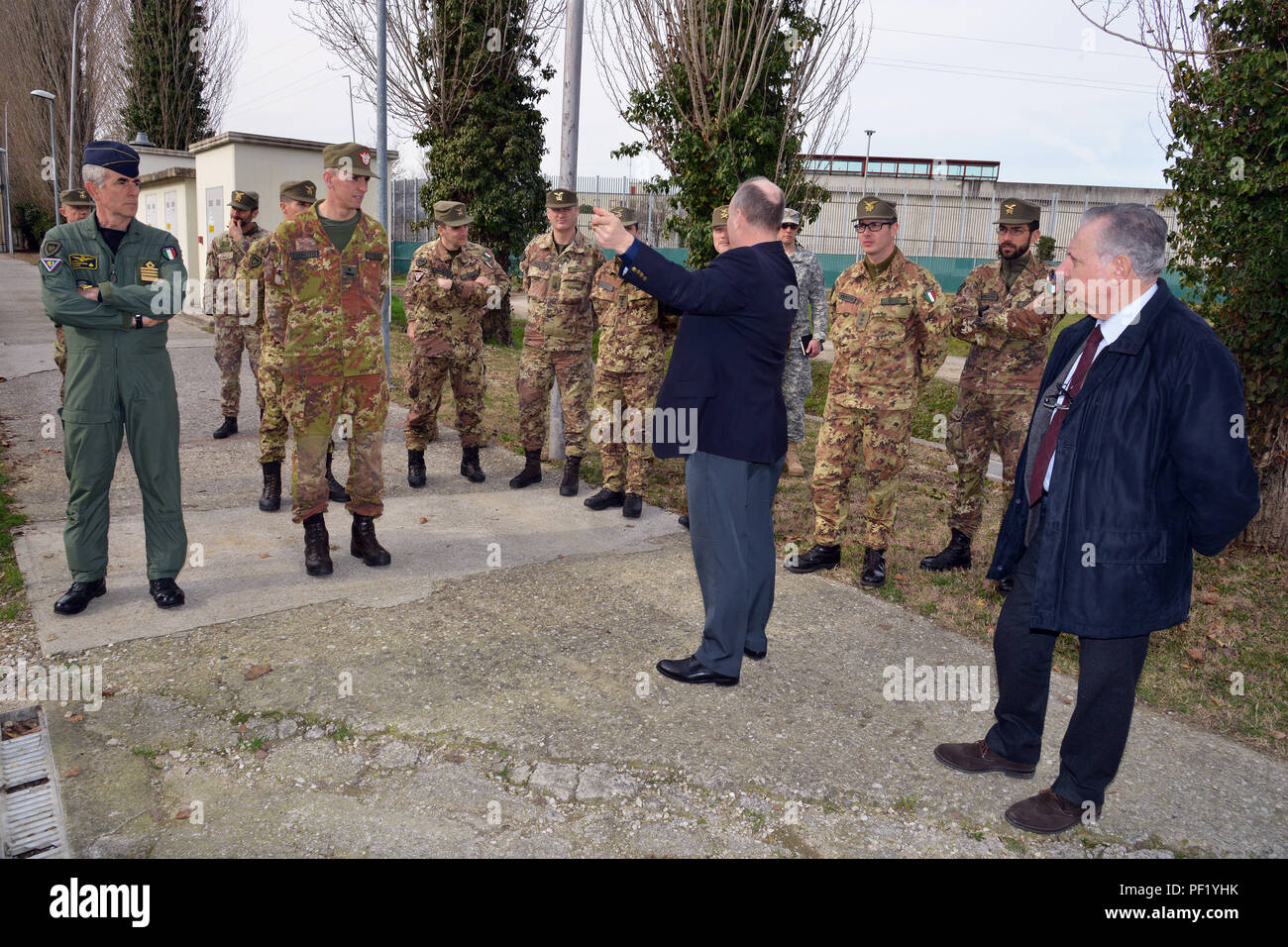 James V. Matheson, Chief, U.S. Army Regional Training Support Division, zeigt die HMMWV Egress Hilfe Trainer (Wärme), der Italienischen Armee Brig. Gen. Michele Risi, multinationalen Land Kraft "Julia" Alpine Brigade Commander und seine Brigade Personal, Besichtigung der RTSD Süden in der Caserma Ederle, Vicenza, Italien, 24. Februar 2016. Italienische Armee besuchen Sie die U.S. Army RTSD nach Süden, um die bilateralen Beziehungen verbessern und Ebenen der Zusammenarbeit und die Kapazität des Personals in gemeinsamen Aktionen beteiligt zu erweitern. (Foto durch visuelle Informationen Spezialist Paolo Bovo/Freigegeben) Stockfoto