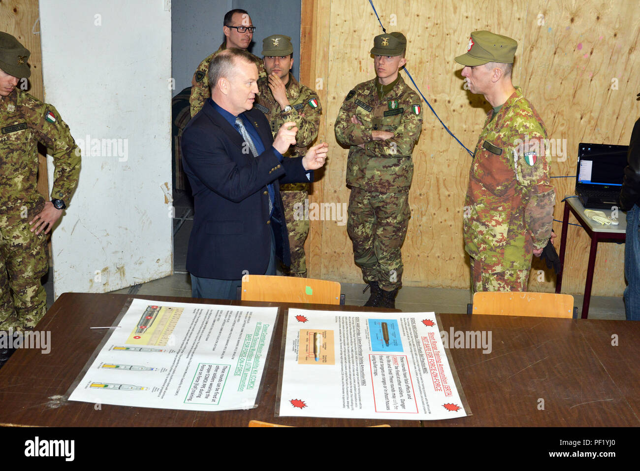 James V. Matheson, Chief, U.S. Army Regional Training Support Abteilung Süd (links), zeigt die militärischen Operationen in urbanem Gelände (mout) Training Facility (MTF) der Italienischen Armee Brig. Gen. Michele Risi, multinationalen Land Kraft "Julia" Alpine Brigade Commander (rechts) und seine Brigade Personal, Besichtigung der RTSD Süden in der Caserma Ederle, Vicenza, Italien, 24.02.2016. Italienische Armee besuchen Sie die U.S. Army RTSD nach Süden, um die bilateralen Beziehungen verbessern und Ebenen der Zusammenarbeit und die Kapazität des Personals in gemeinsamen Aktionen beteiligt zu erweitern. (Foto durch visuelle Informationen Spezialist Paolo Bovo/Re Stockfoto