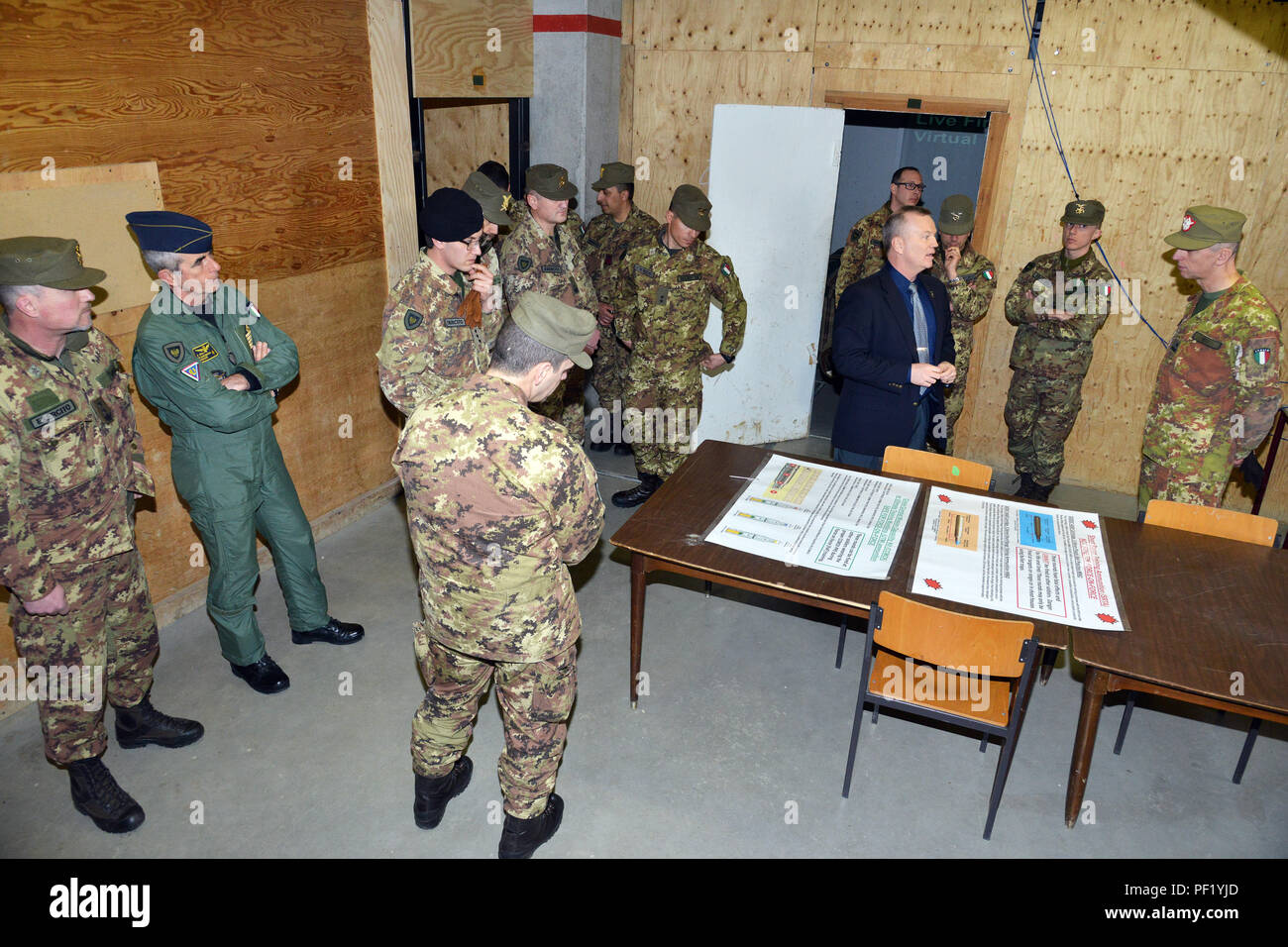 James V. Matheson, Chief, U.S. Army Regional Training Support Division South, zeigt die militärischen Operationen in urbanem Gelände (mout) Training Facility (MTF) der Italienischen Armee Brig. Gen. Michele Risi, multinationalen Land Kraft "Julia" Alpine Brigade Commander und seine Brigade Personal, Besichtigung der RTSD Süden in der Caserma Ederle, Vicenza, Italien, 24. Februar 2016. Italienische Armee besuchen Sie die U.S. Army RTSD nach Süden, um die bilateralen Beziehungen verbessern und Ebenen der Zusammenarbeit und die Kapazität des Personals in gemeinsamen Aktionen beteiligt zu erweitern. (Foto durch visuelle Informationen Spezialist Paolo Bovo/Freigegeben) Stockfoto