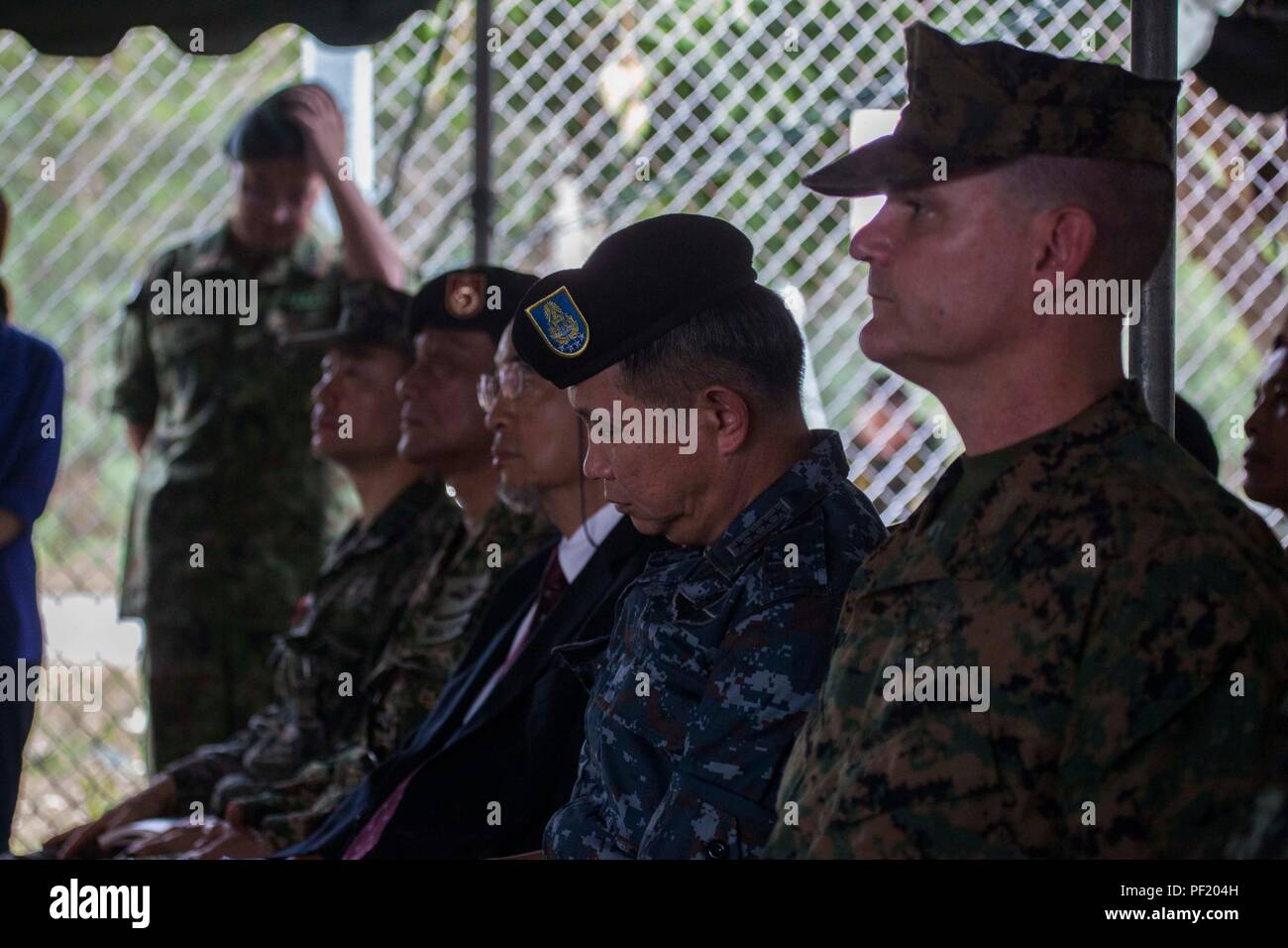 Us Marine Corps Brigadier General Russell A. Sanborn, Kommandierender General, 1 Marine Flugzeugflügel sitzt mit Royal Thai, der Republik Korea, Malaysia und Japanischen service Mitglieder, da Sie eine Nicht-combatant Evacuation Operation briefing während Cobra Gold 16 an U-Tapao, Thailand, Jan. 17, 2016. CG16 ist eine multinationale Übung entwickelt Sicherheit und Interoperabilität zwischen dem Königreich Thailand, den USA und anderen teilnehmenden Nationen zu stärken. (Foto durch GySgt Ismael Pena/Freigegeben) Stockfoto