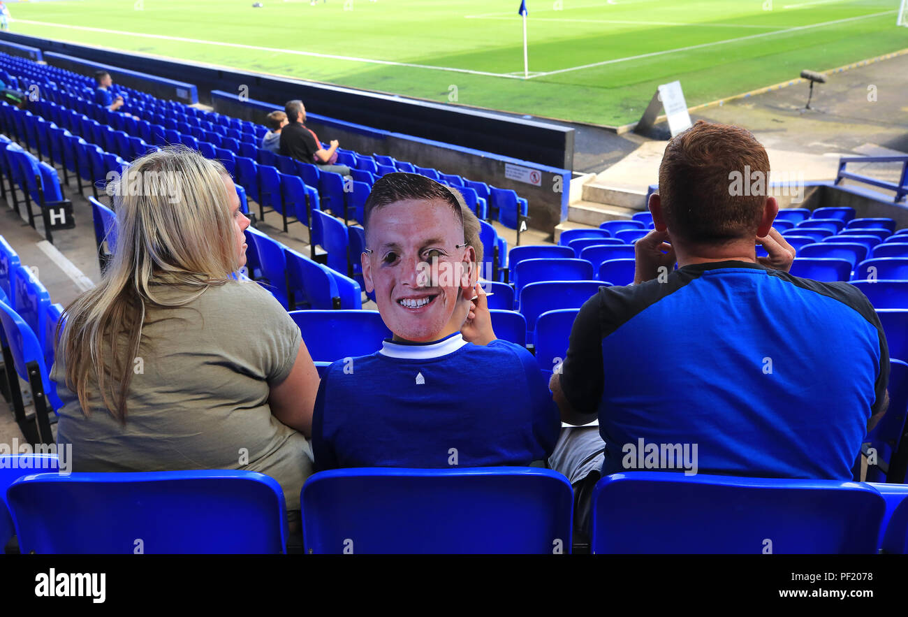 Eine junge Everton Ventilator mit einer Gesichtsmaske von torhüter Jordan in der Standplätze während der Premier League Spiel im Goodison Park, Liverpool. Stockfoto
