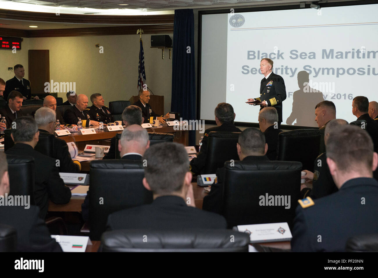 160226-N-OX801-051 NAVAL SUPPORT Aktivität Neapel, Italien (26. Februar 2016) Commander, U.S. 6. Flottille, Vice Admiral James Foggo III, spricht auf dem Schwarzmeer Maritime Security Symposium bei US 6. Flotte Hauptquartier, 26. Februar 2016. Führungskräfte aus der maritimen Kräfte in der Schwarzmeer-Region trafen sich in Neapel, Italien, für das erste Schwarzmeer Maritime Security Symposium veranstaltet von Commander, US Naval zwingt Europa 25-26 Februar 2016. Die Absicht des Symposiums ist regionale Zusammenarbeit durch gemeinsame Einsichten und entwickelnden Empfehlungen um gegenseitige maritime Sicherheitsbedenken. (US-Marine ph Stockfoto