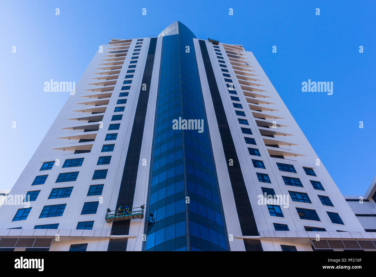 Hohes, modernes Gebäude im Vorfeld closeup nach oben Böden design blaues Glas gestalten in blauen Himmel. Stockfoto