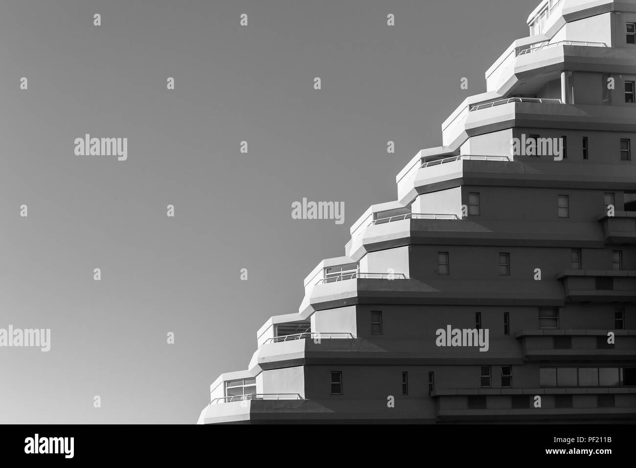 Hohes, modernes Gebäude Apartments closeup Abschnitt Böden Design in blauen Himmel. Stockfoto